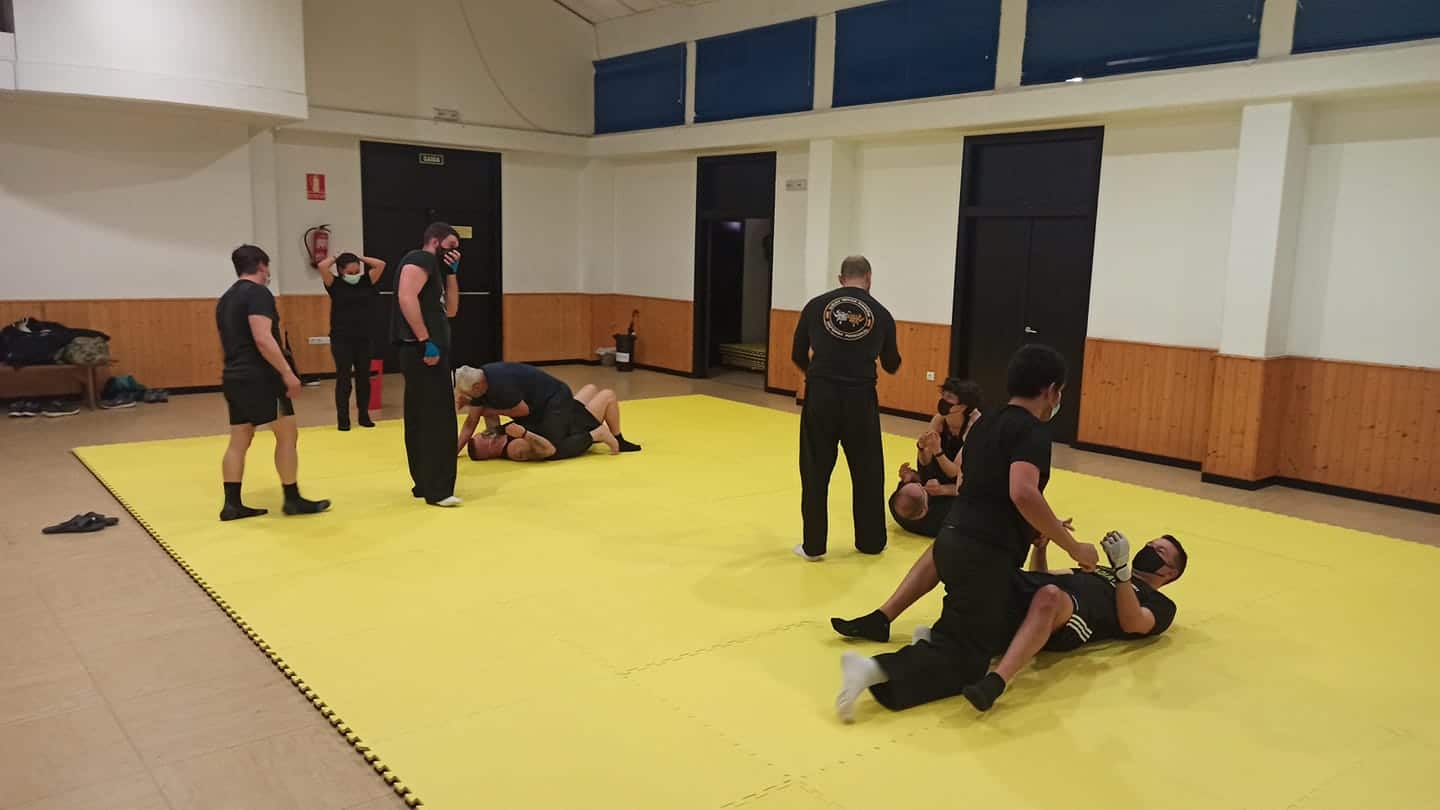 Javier Naveiras, en una sesión del Club Krav Magá Narón