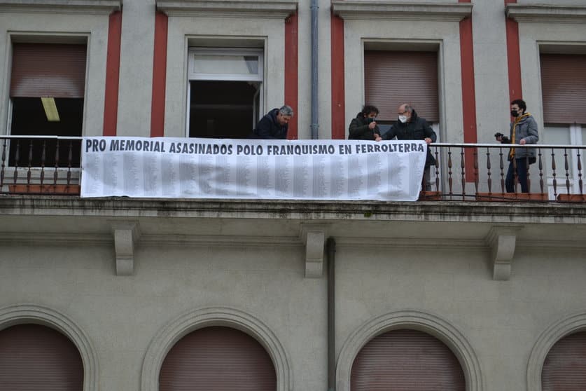 Momento en el que se colgó la pancarta en uno de los balcones de la casa consistorial