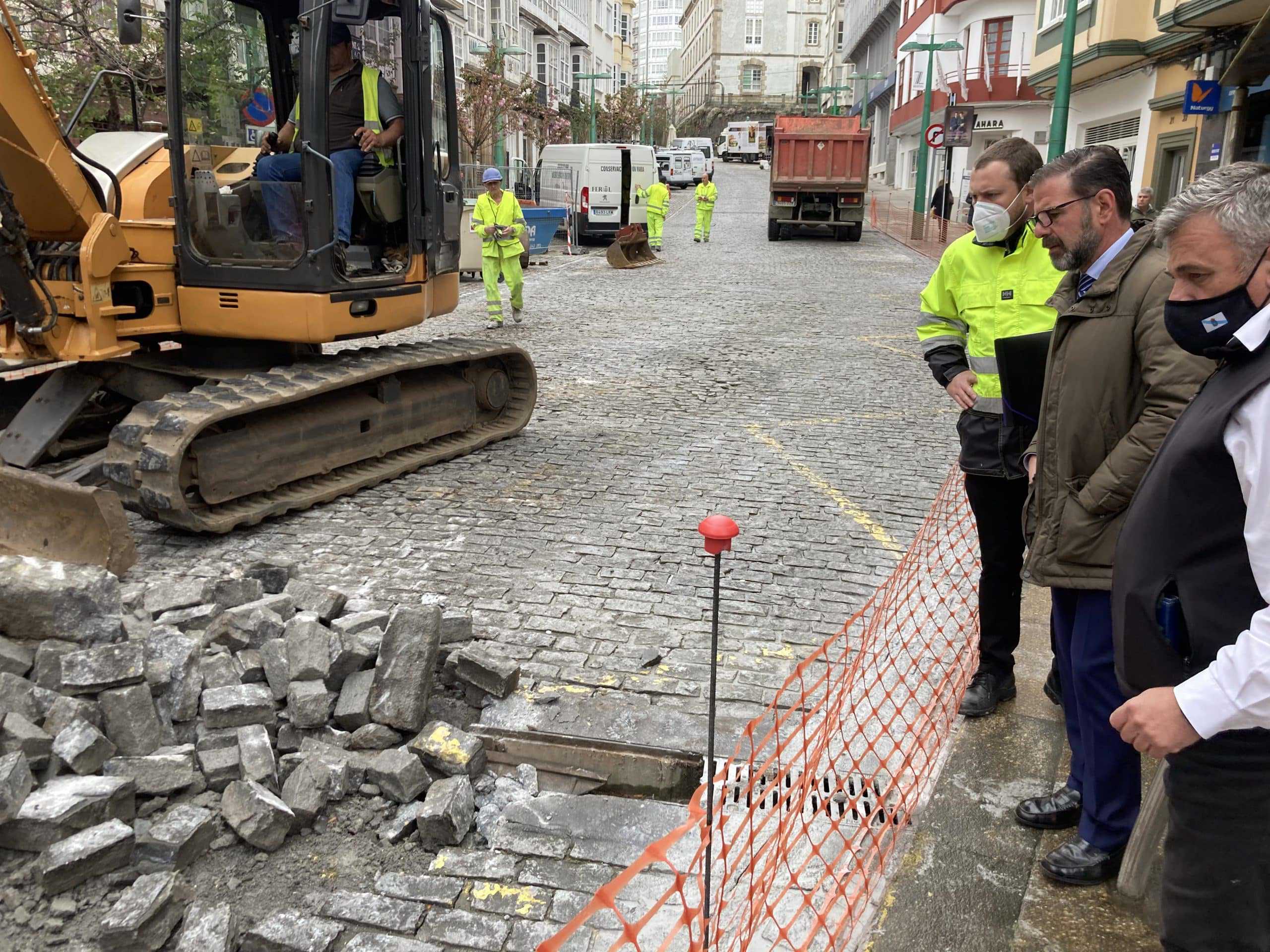 El alcalde estuvo presente hoy en el inicio de las obras, que consistirán en la retirada de los actuales adoquines para sustituirlos por una superficie de hormigón siguiendo el modelo de la calle Sol