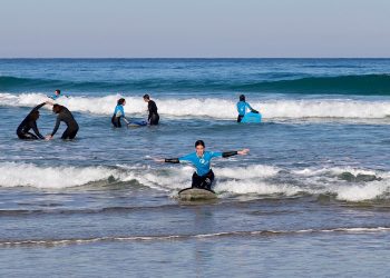 Clases de surf | APRENDE A TRAVÉS DEL SURFING