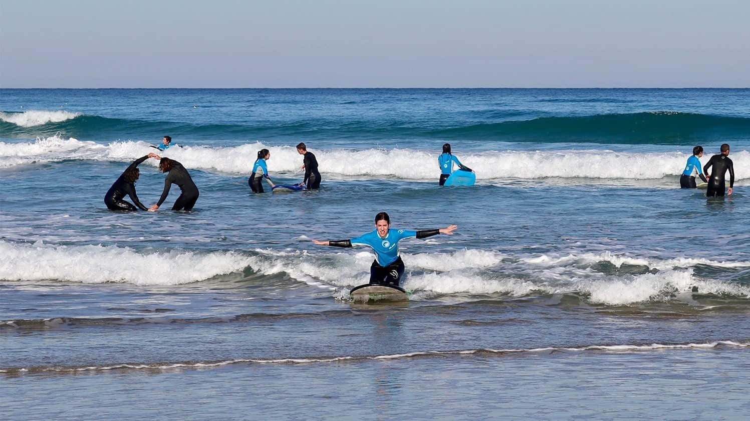 Clases de surf | APRENDE A TRAVÉS DEL SURFING