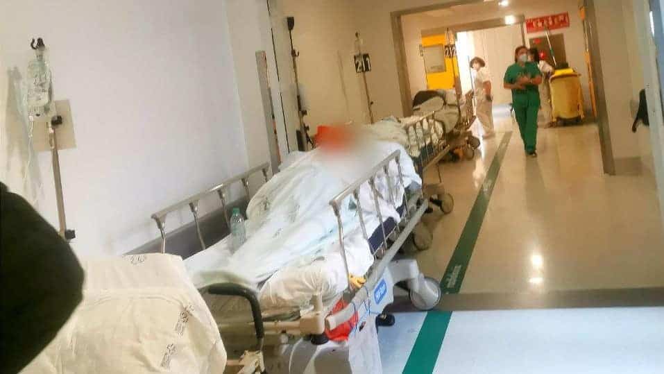 Enfermos en los pasillos del CHUAC | @ESTABIEN981