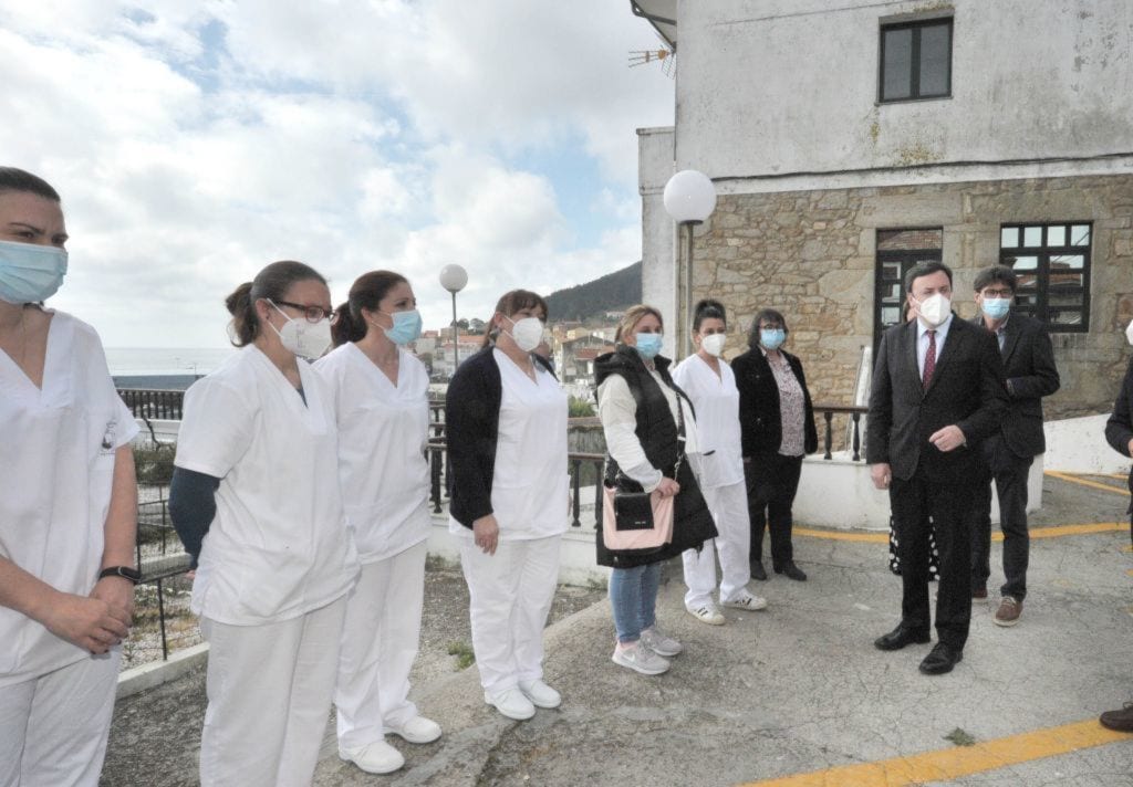 Archivo - Visita del presidente provincial a las trabajadoras del SAF de Fisterra | DIPUTACIÓN DE A CORUÑA