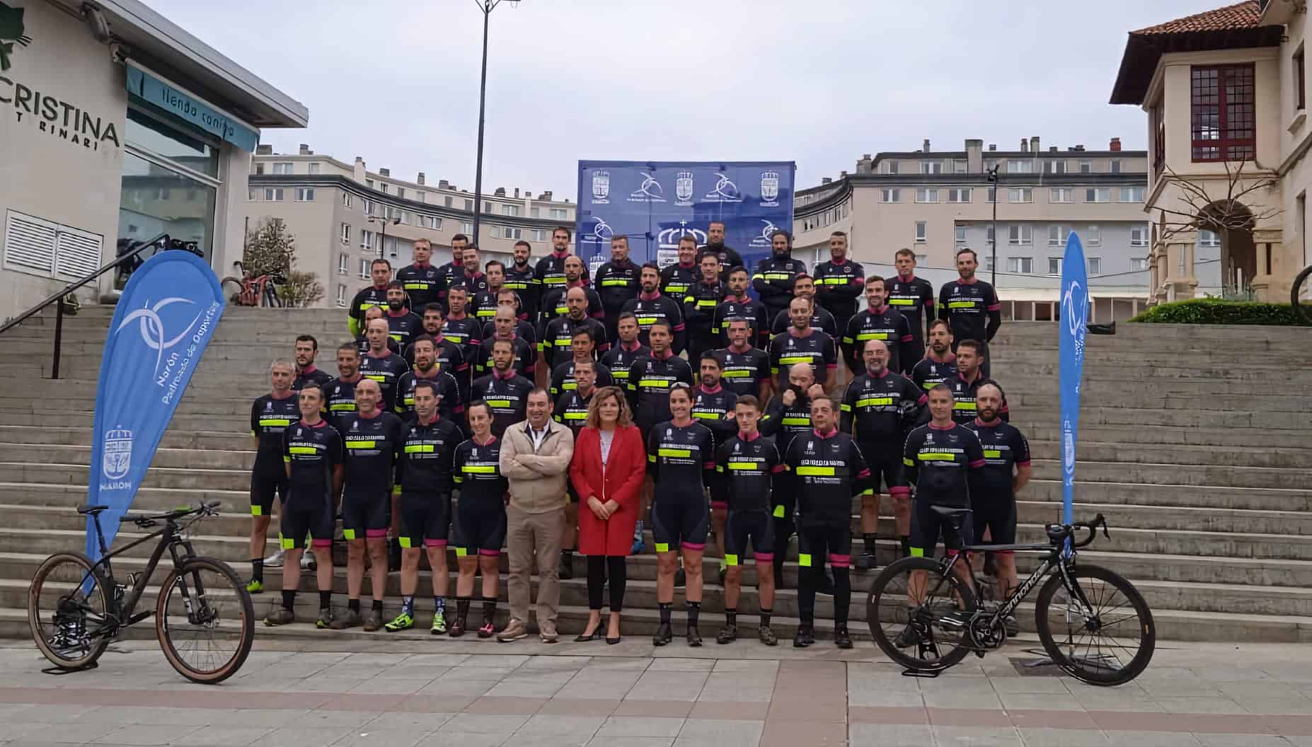 Foto de familia del Club Ciclista Narón en la plaza de Galicia