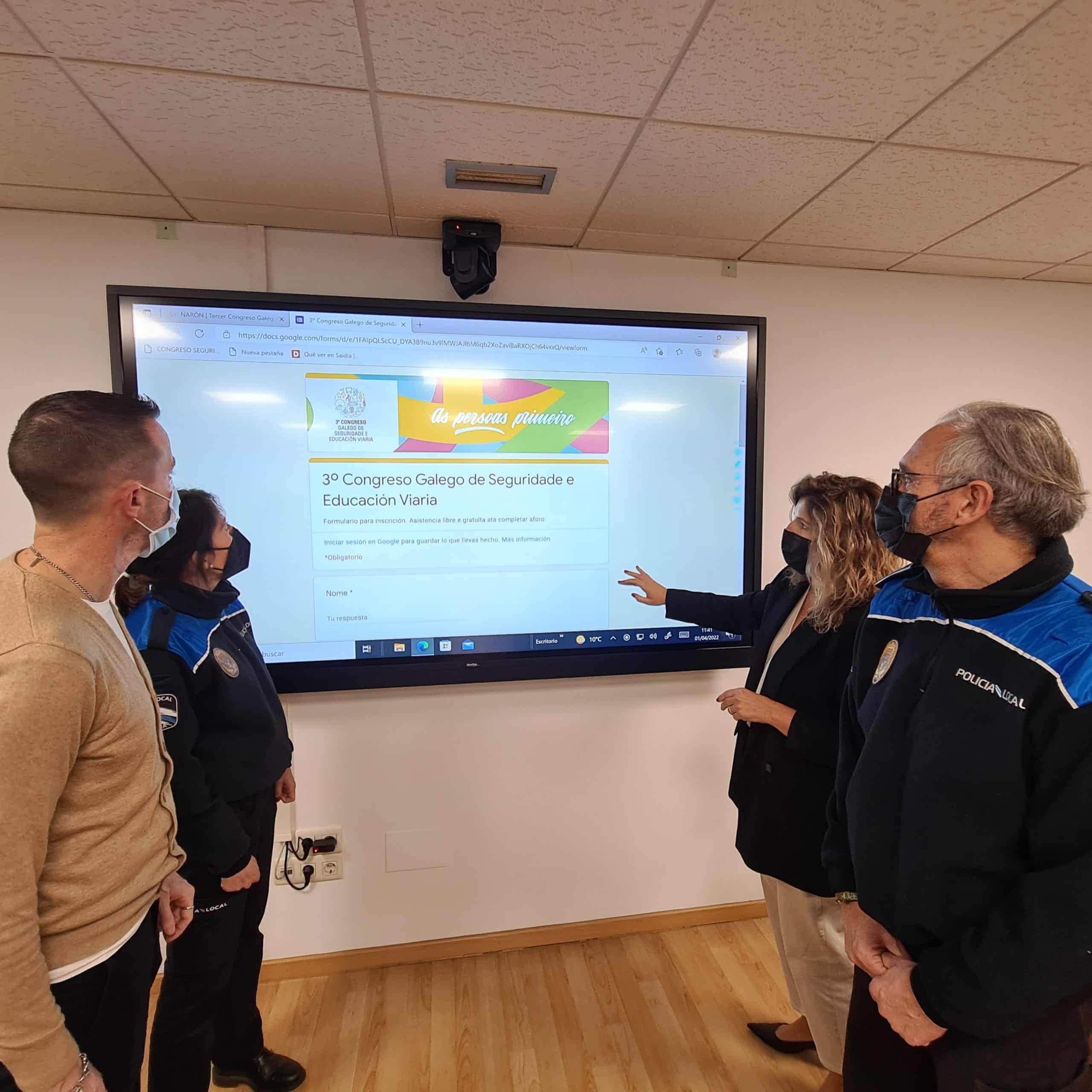 La alcaldesa, Marián Ferreiro, presentó el evento junto con el edil de Seguridad Ciudadana, Román Romero, y los responsables del equipo de Educación Vial de Narón, Sonia López y Pedro Caneiro