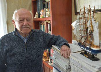 Pepe Deus, a sus 98 años, en su despacho de su casa de Mugardos