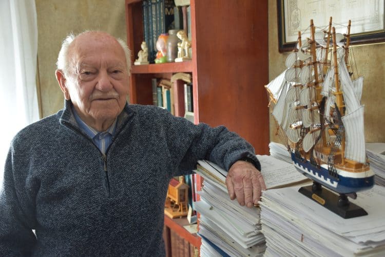 Archivo - Pepe Deus en su despacho de su casa de Mugardos