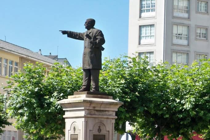 Estatua de González-Llanos en el barrio de Esteiro