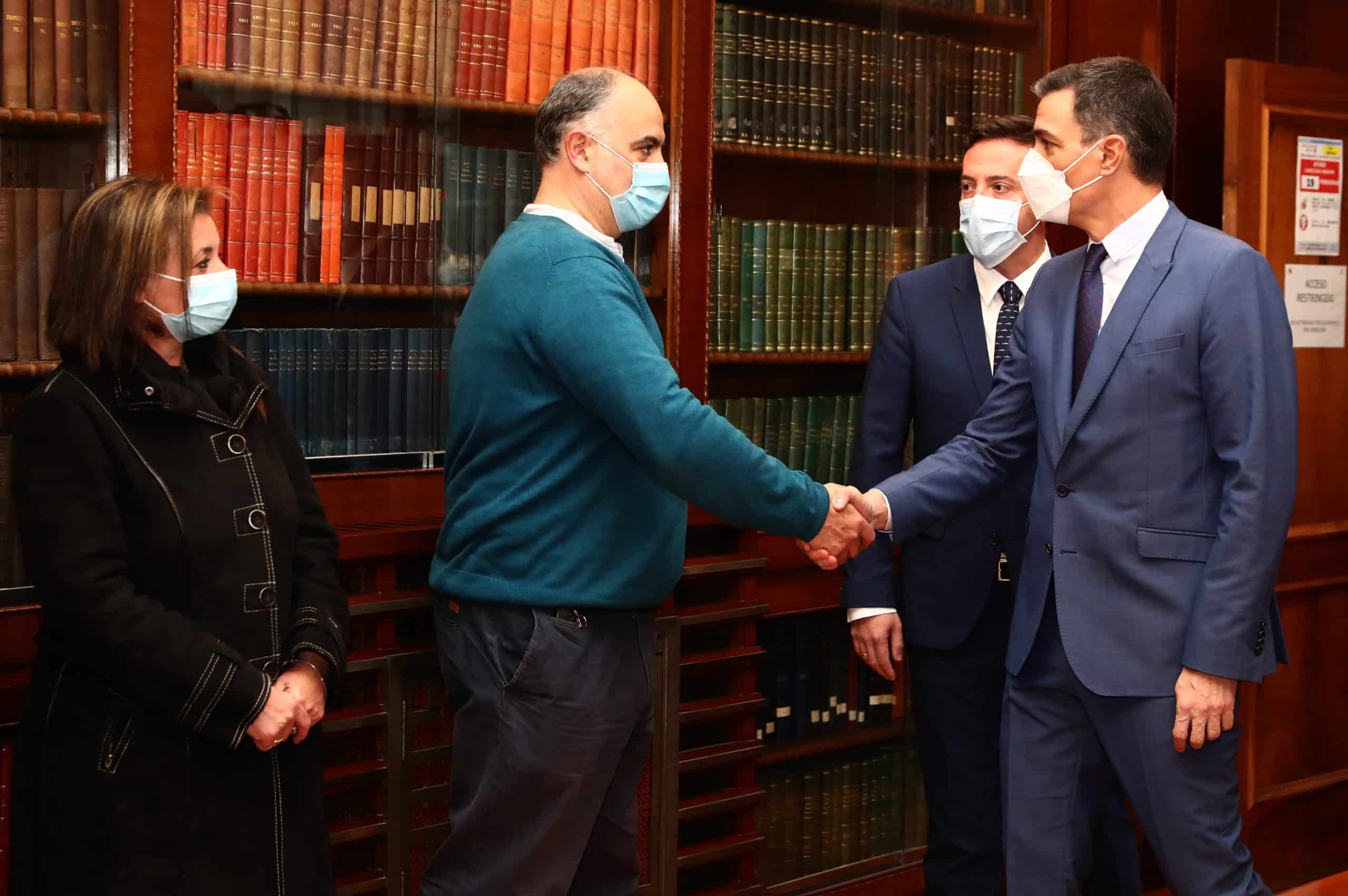 El presidente del comité de empresa, Emilio García, saludando a Pedro Sánchez en la visita a Navantia Ferrol