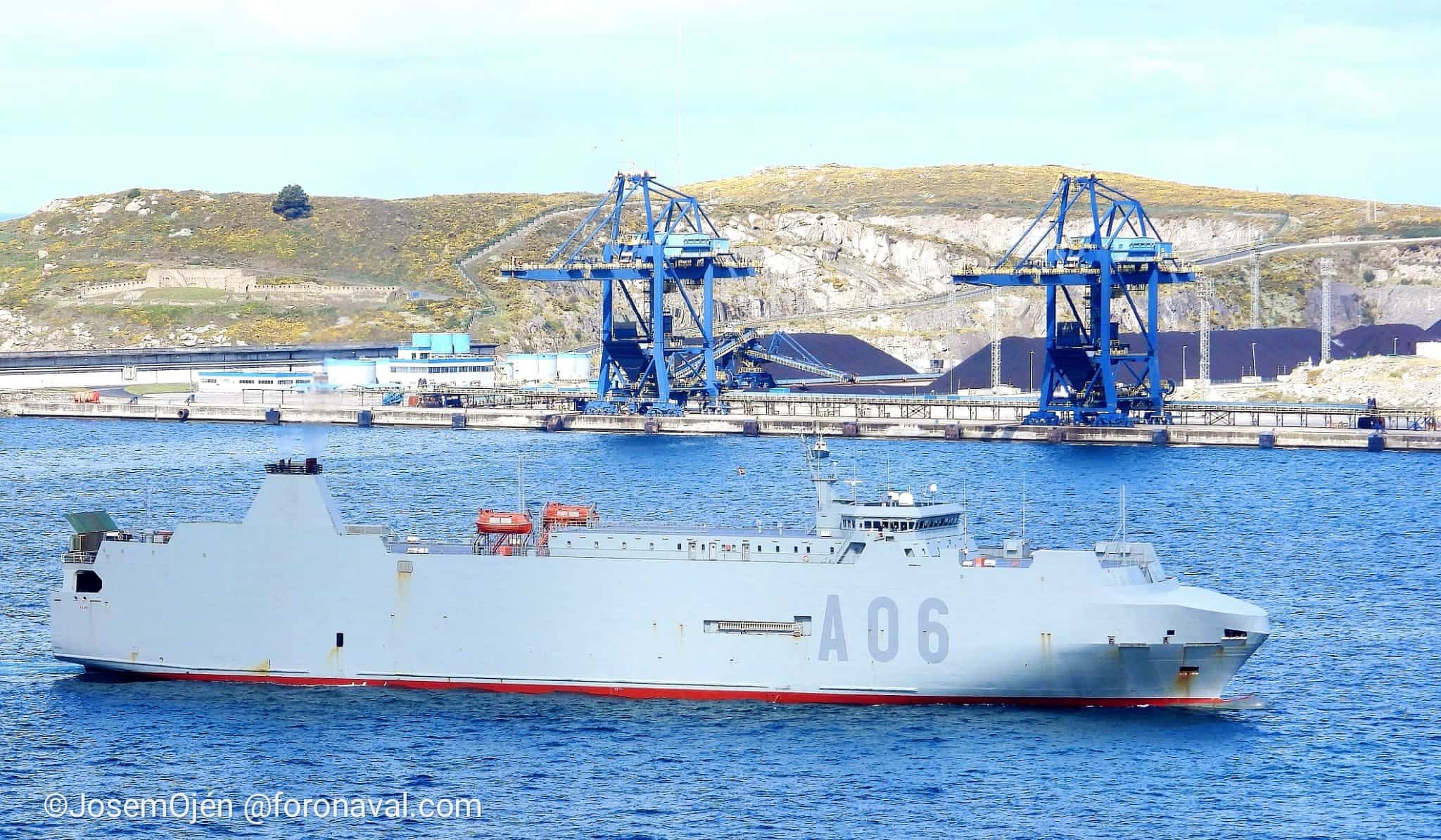 El buque durante su paso por el puerto de Caneliñas  | JOSEMA OJÉN / FORO NAVAL