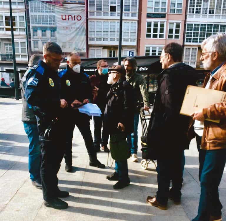 Momento en el que los agentes piden la documentación a los organizadores de Poesía Salvaxe | MANUEL RIVAS
