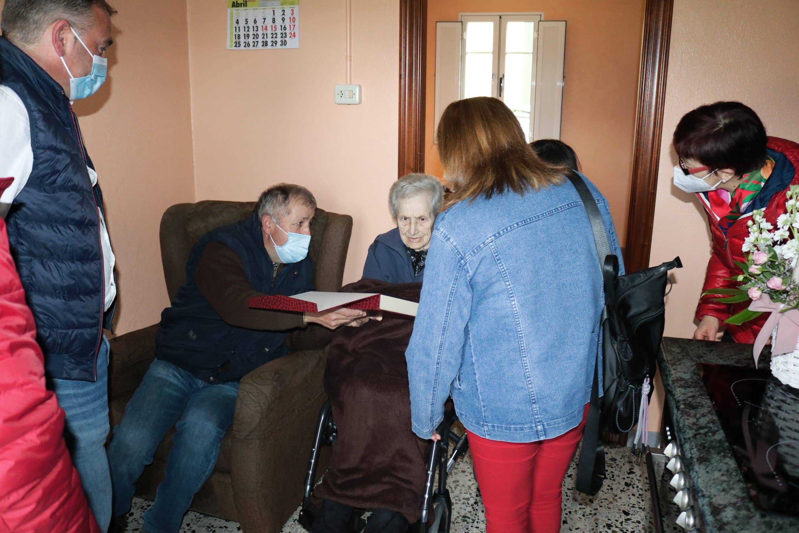 Momento en el Estrella recibió las felicitaciones de familiares y del alcalde