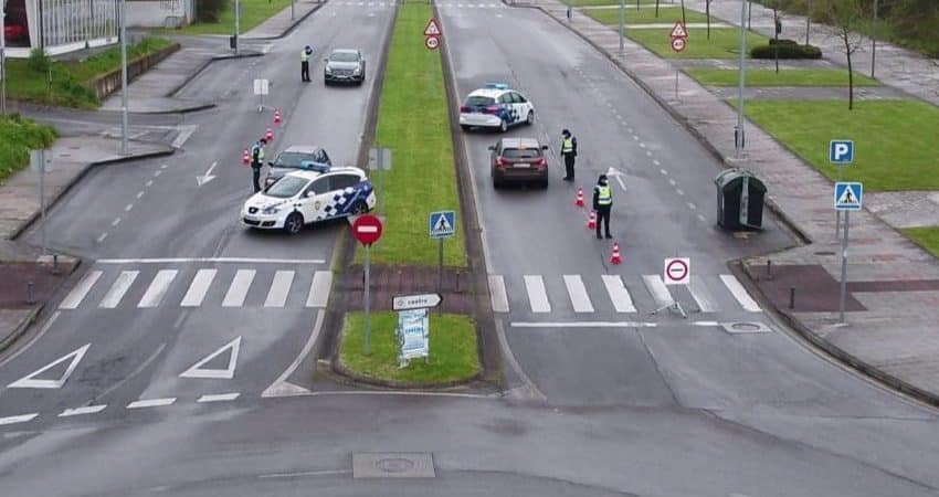 Imagen de un control diurno de la policía en la Avenida de Madrid