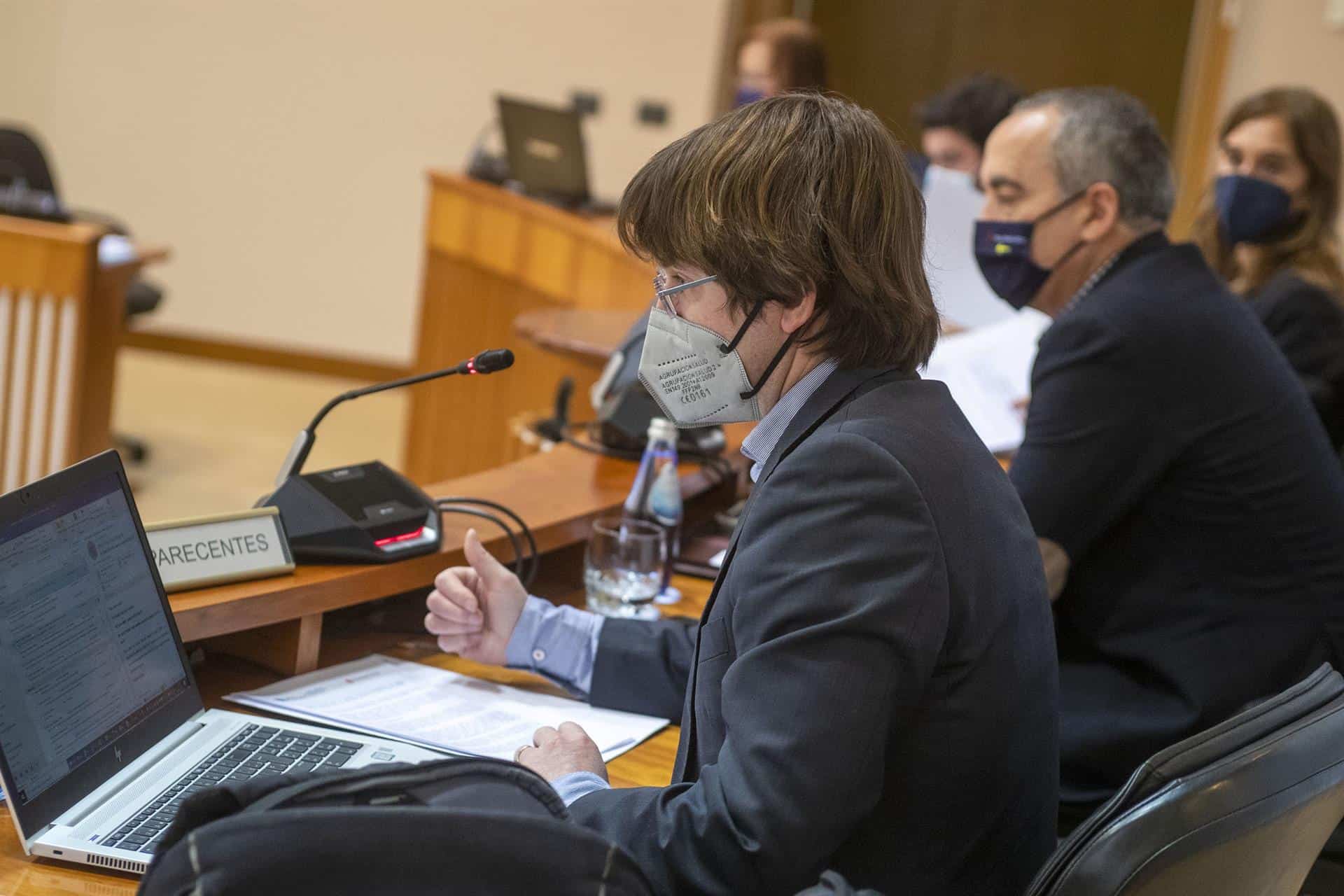 El director de la Axencia Galega de Infraestruturas, Francisco Menéndez, responde en la Comisión 2ª del Parlamento
