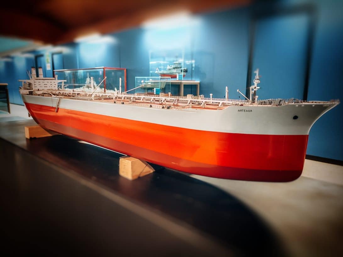 Una de las maquetas del 'Arteaga' que forman parte de la muestra