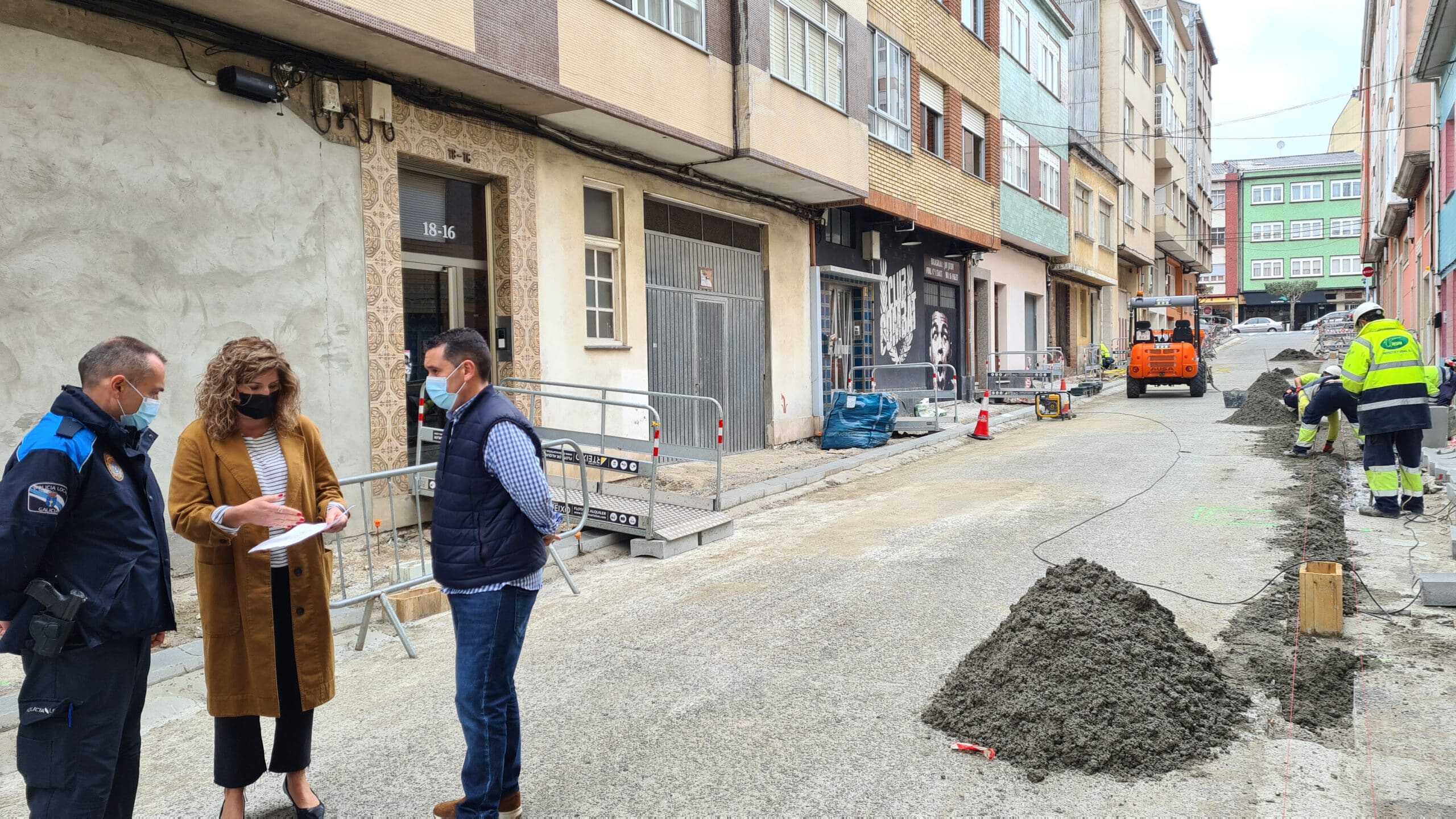 La intervención, tal y como se contempla en el proyecto, apuesta por la ejecución de una rasante única, en la que se prima el espacio peatonal y la uniformidad de niveles