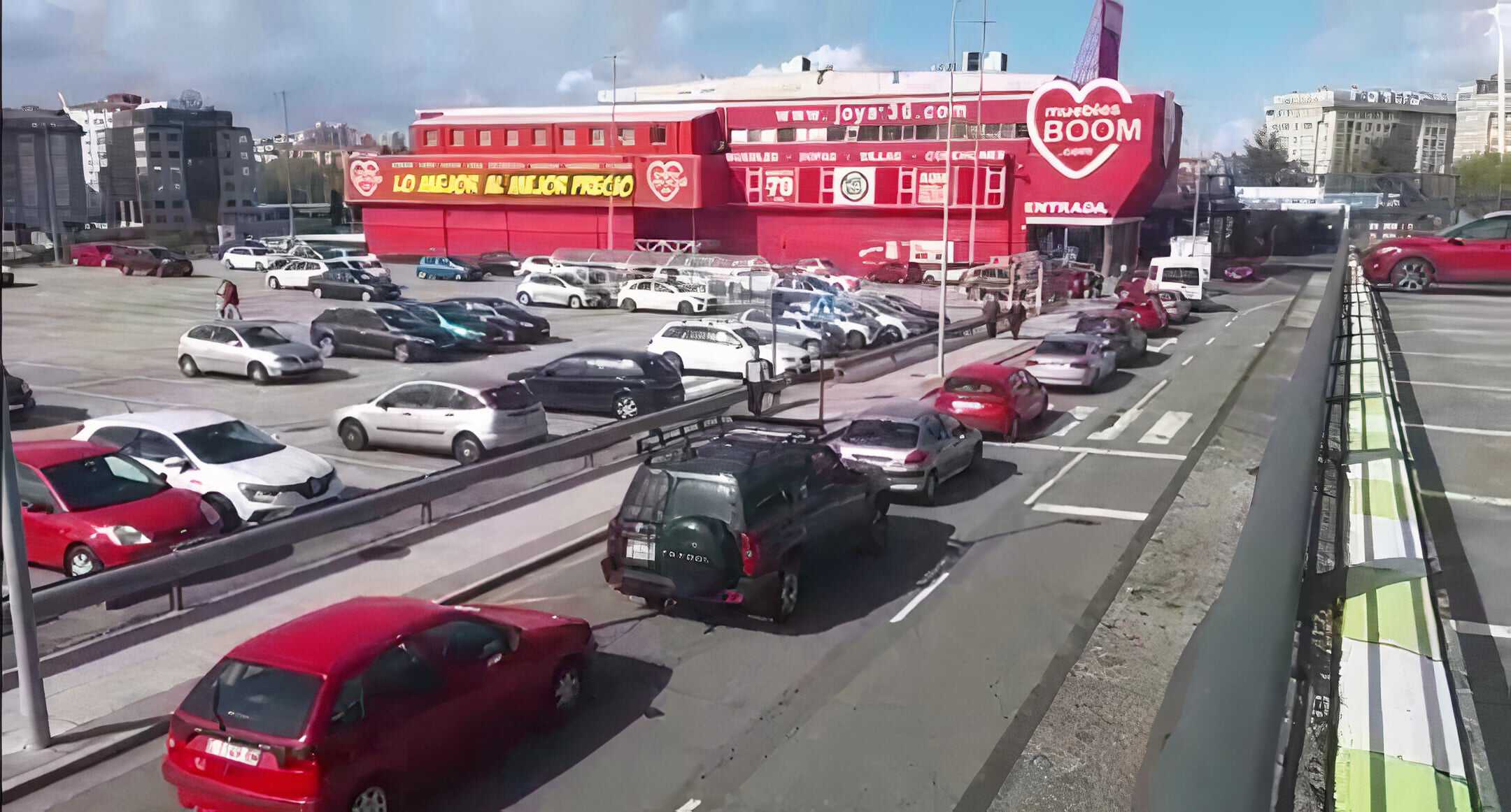 Cola de coches de una gasolinera low cost | CEDIDA
