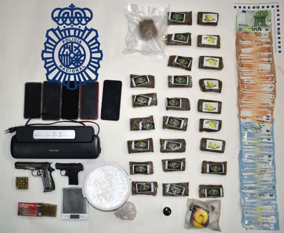 En los registros se encontraron armas, dinero en metálico, uniformes de la Guardia Civil, así como diversas cantidades de droga