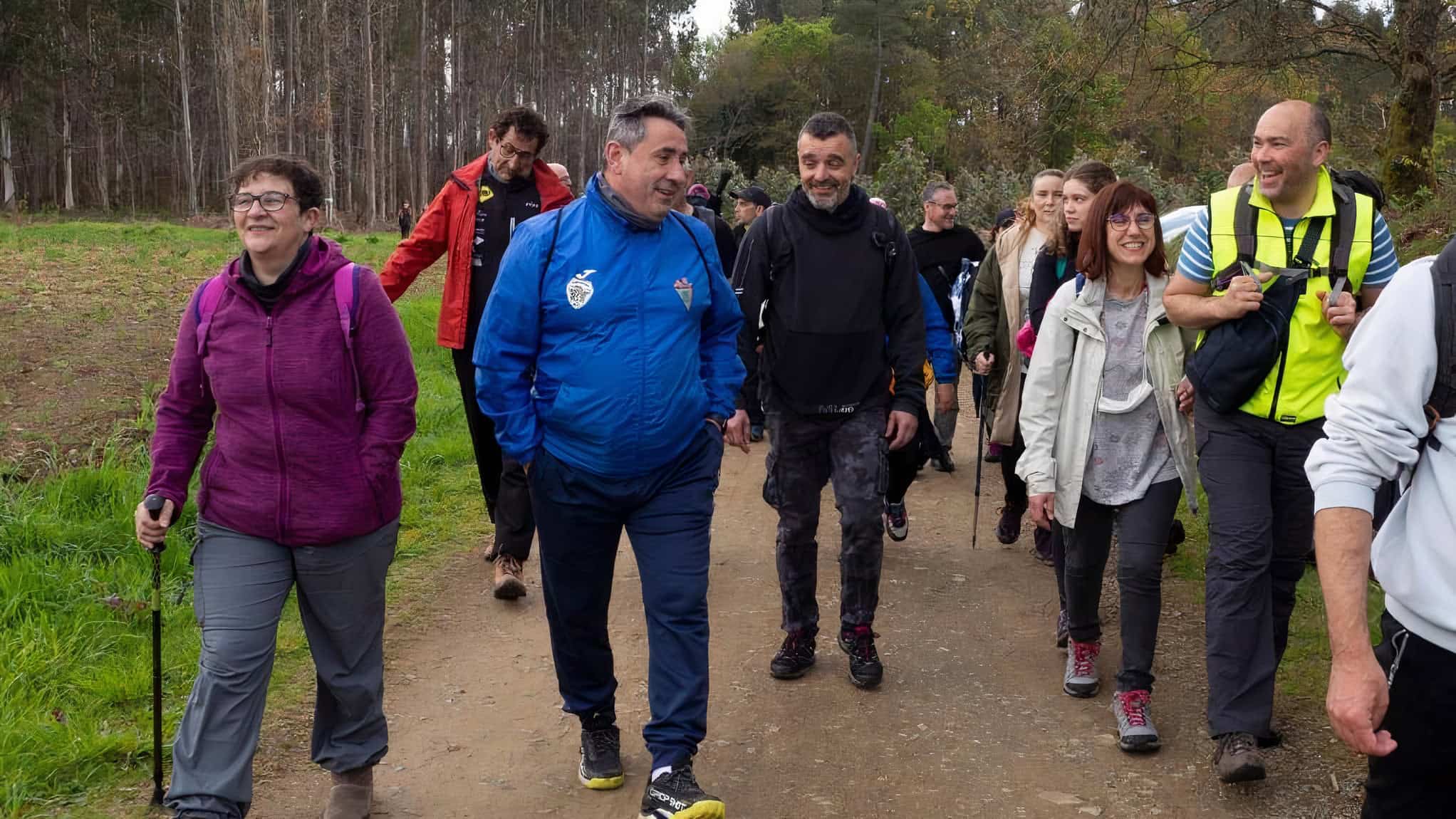 El alcalde de Oroso, Luis Rey, recibe a Troitamundos en el Camino Inglés | CONCELLO DE OROSO