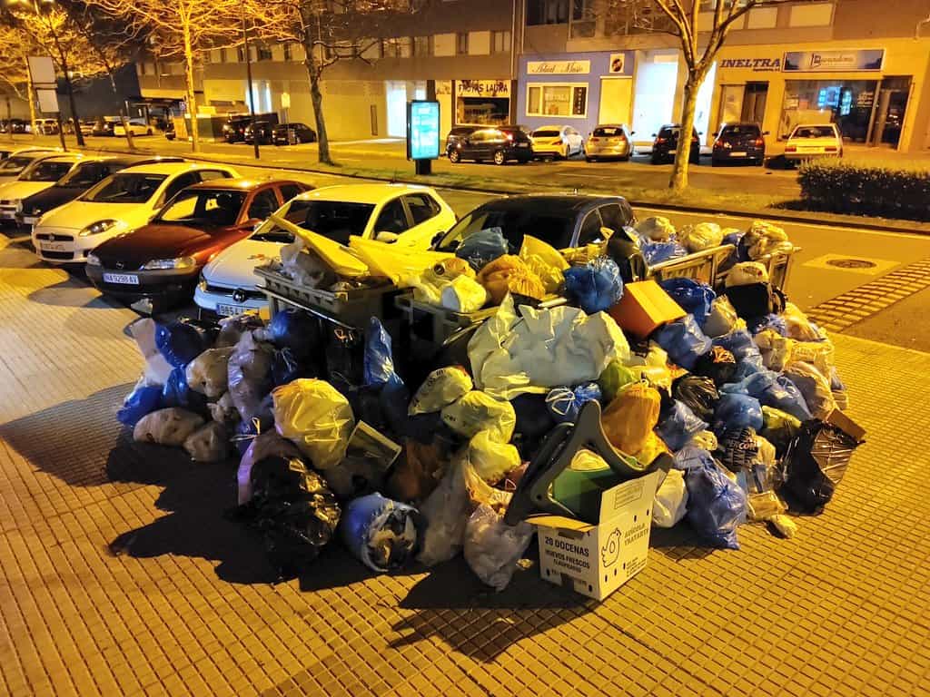 Imagen de un contenedor lleno de basura en Novo Mesoiro | @ELOYTP