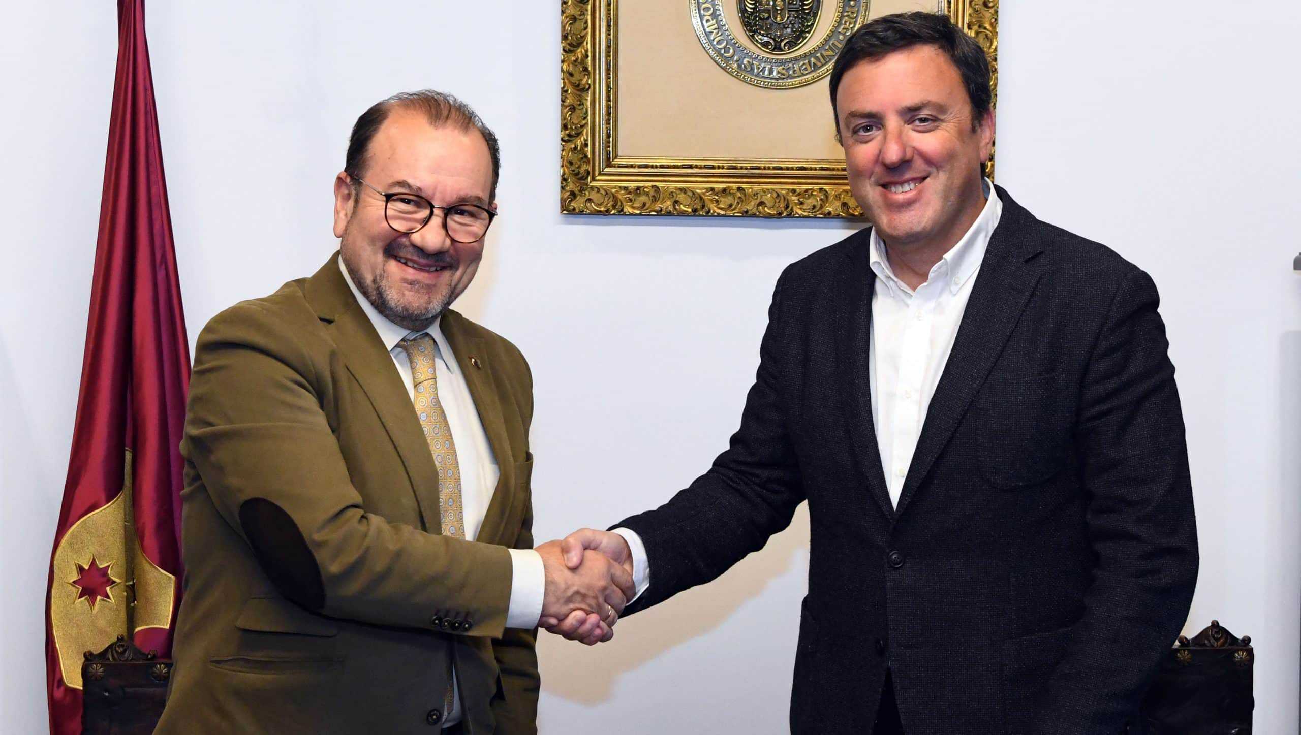 El alcalde de As Pontes, Valentín González Formoso y el rector de la Universidad de Compostela, Antonio López Díaz, fueron los encargados de rubricar este acuerdo
