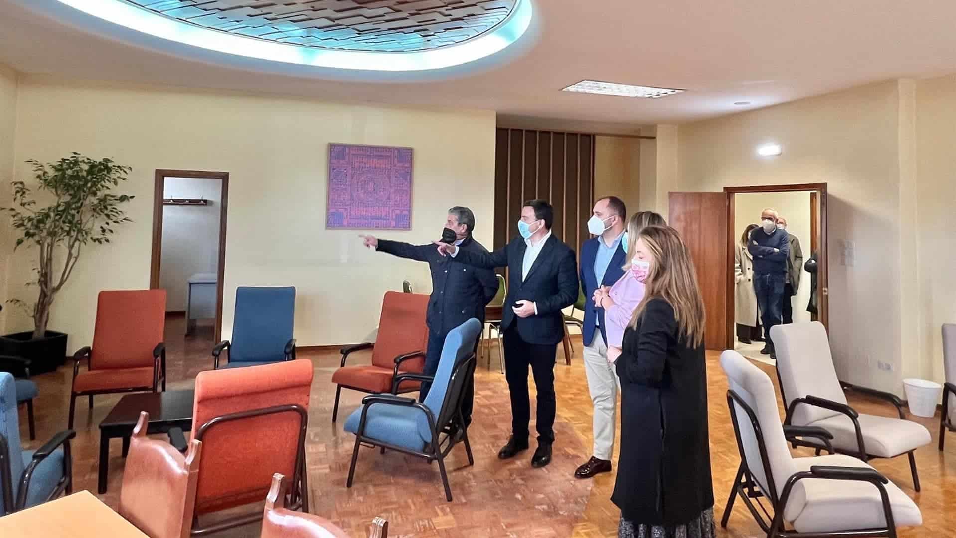 El presidente de la Diputación de A Coruña, Valentín González Formoso, visita el IES Rosalía Mera, que acogerá a personas refugiadas de Ucrania | DIPUTACIÓN DE A CORUÑA