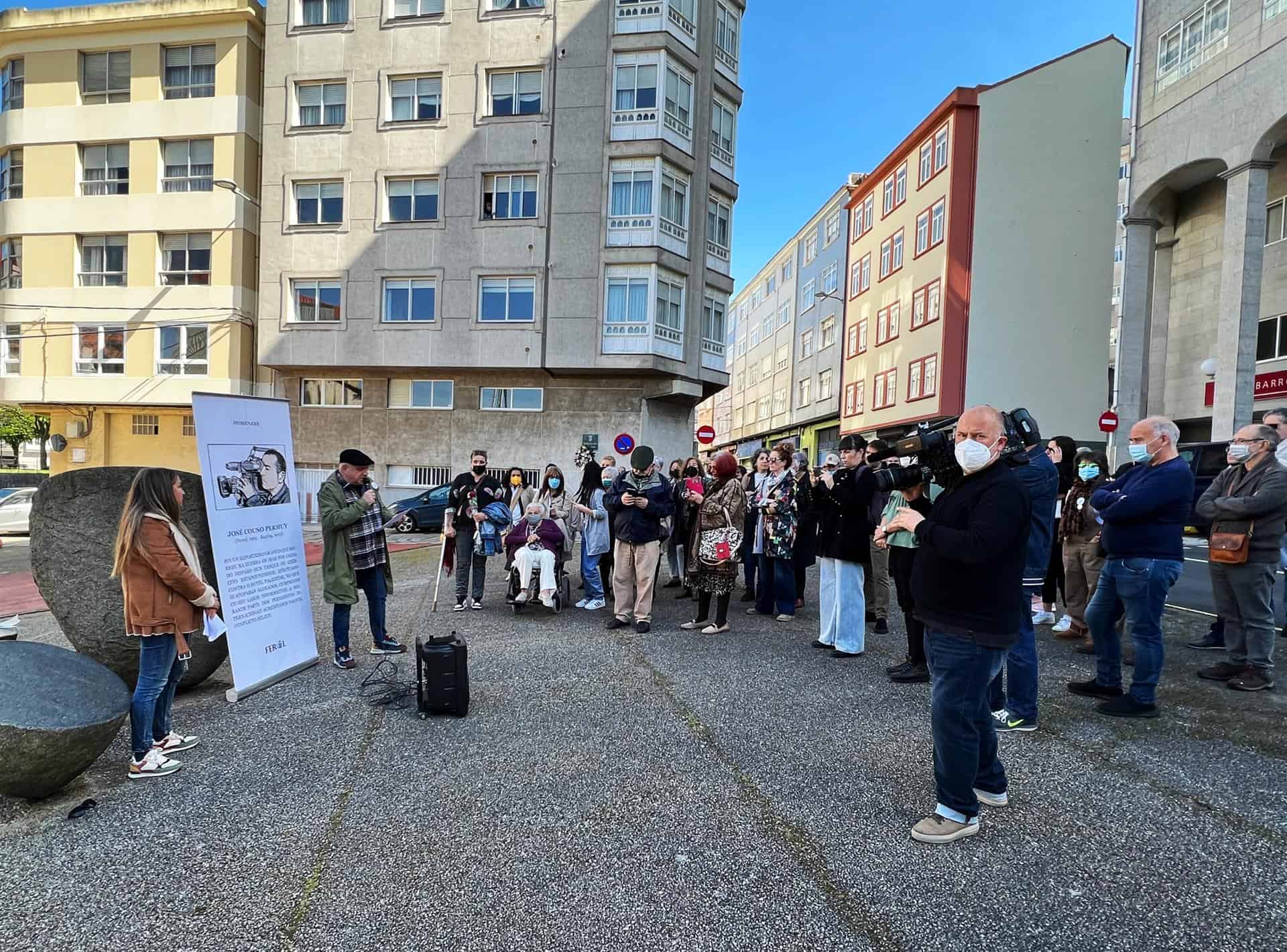 El tío de José Couso, Rafa Permuy, interviene durante un homenaje al cámara ferrolano José Couso, en la Praza da Paz, a 9 de abril de 2022, en Ferrol, A Coruña - Raúl Lomba - Europa Press