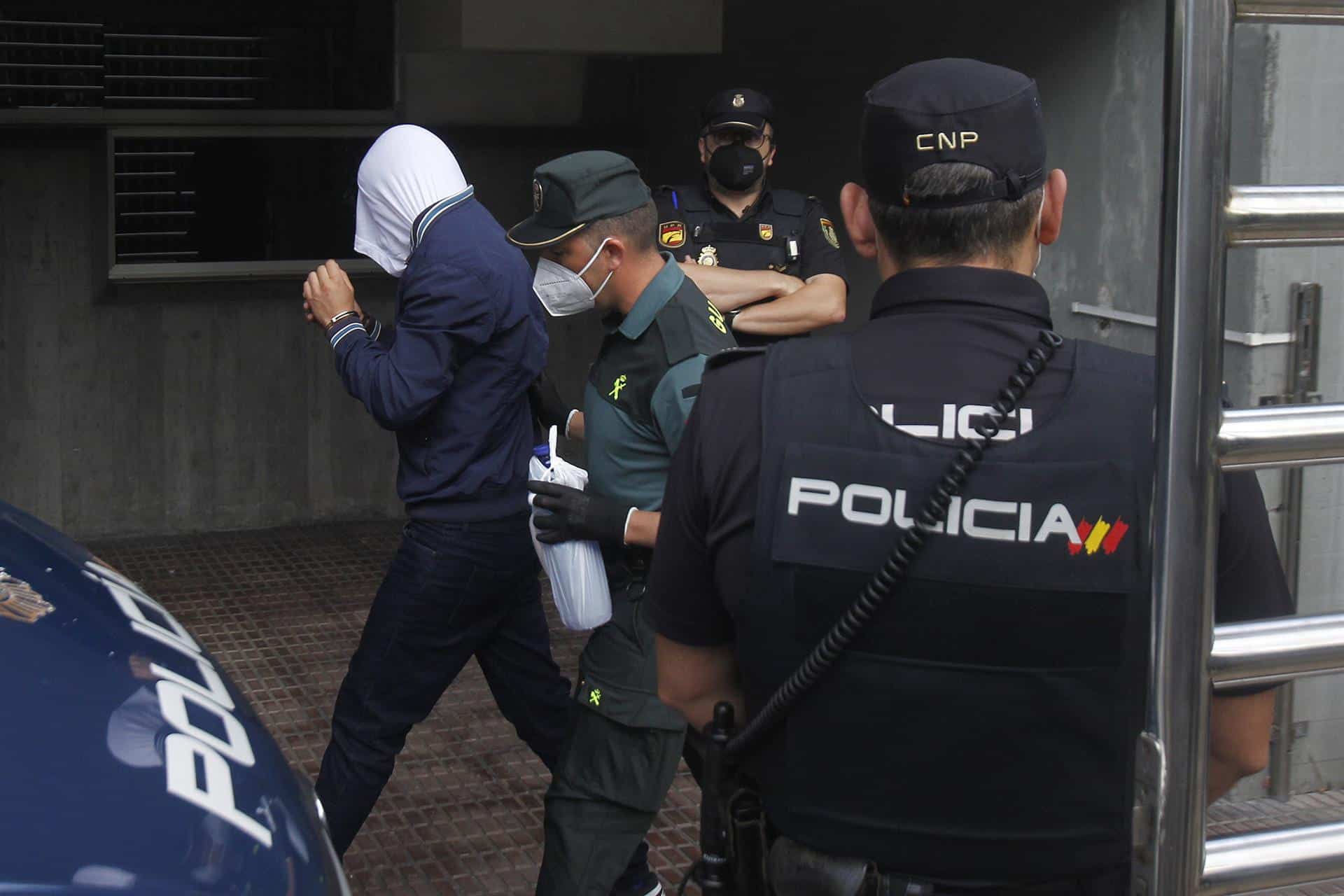 Archivo - Uno de los detenidos por el crimen de Samuel Luiz a su llegada al juzgado | EP