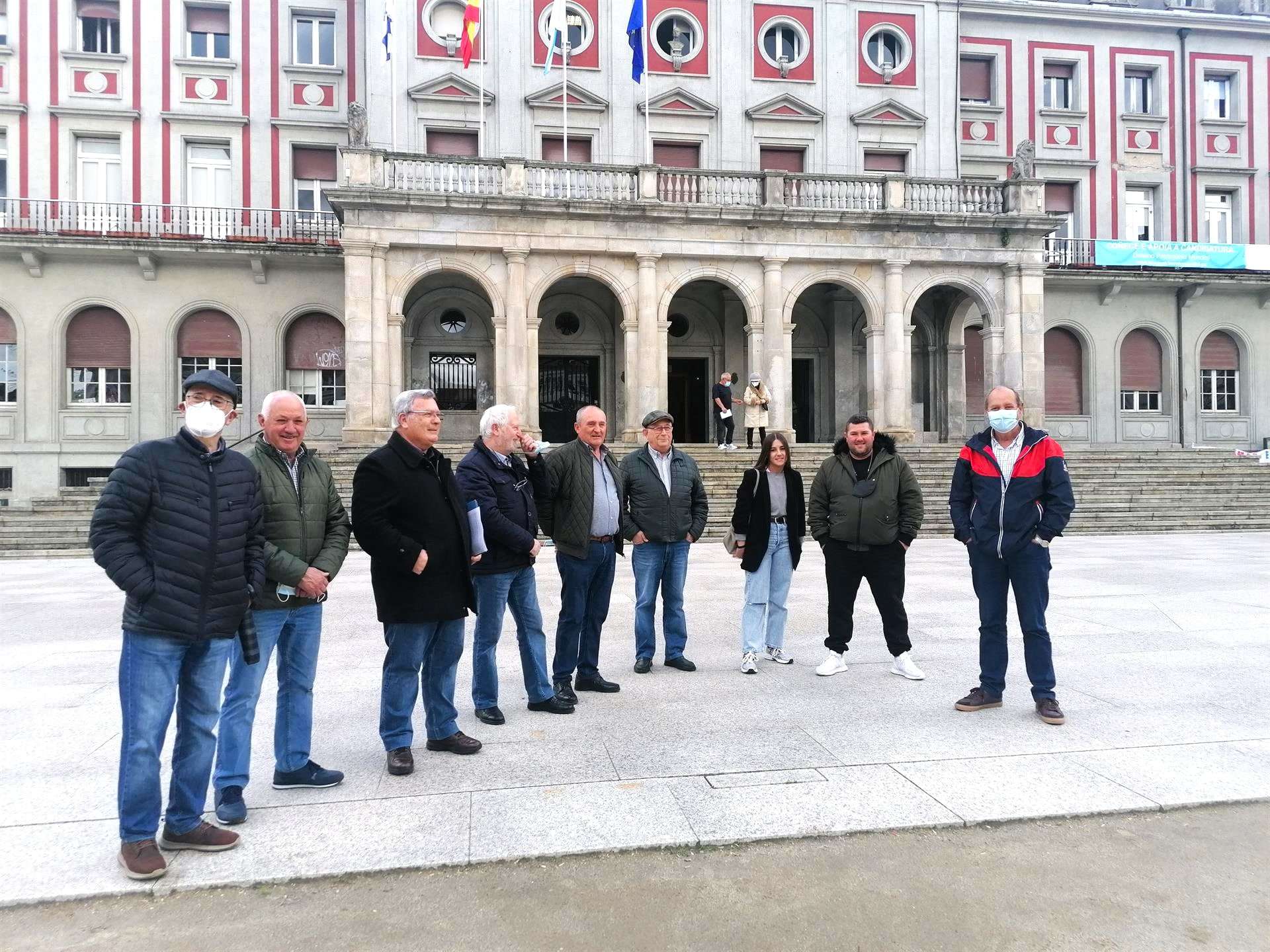 Integrantes de las asocaciones vecinales ante el Ayuntamiento de Ferrol - EUROPA PRESS