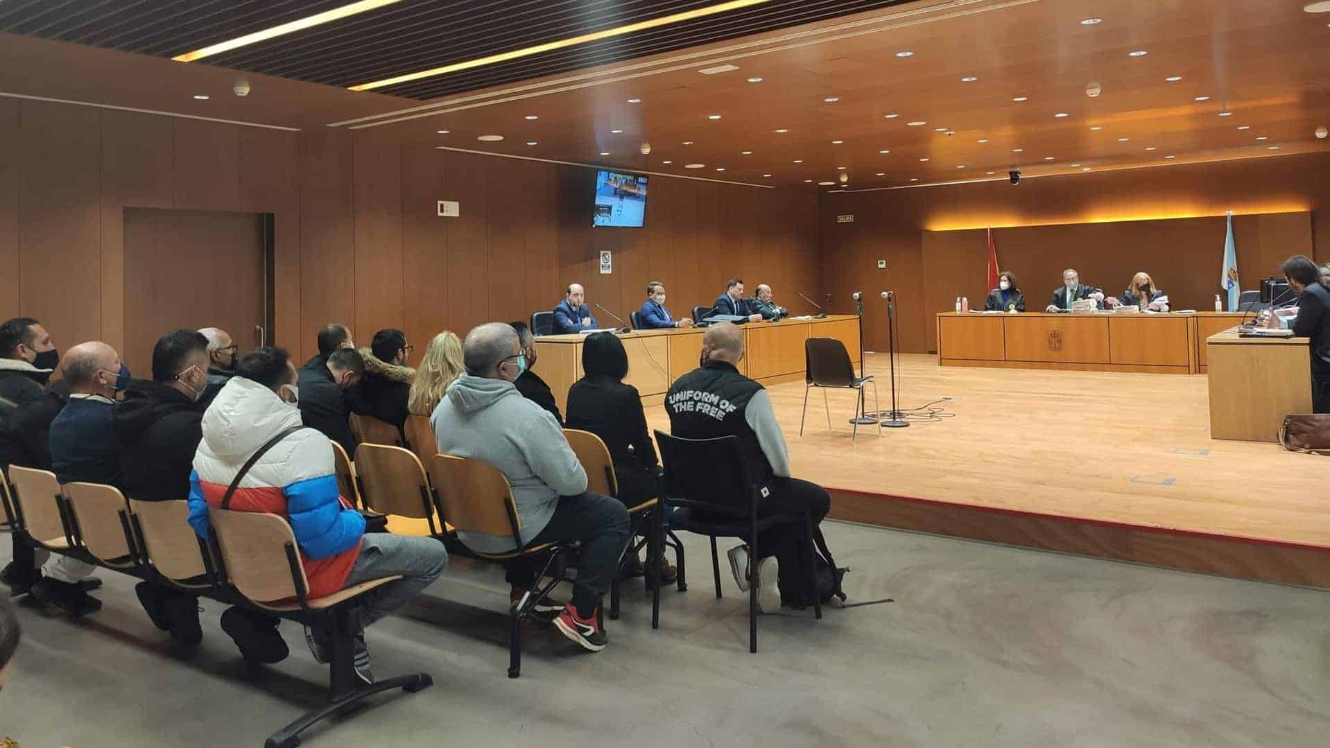 Trece acusados de pertenencia a grupo criminal y delito contra la salud pública comparecen este lunes frente al tribunal en la sección primera de la Audiencia provincial de A Coruña | EP