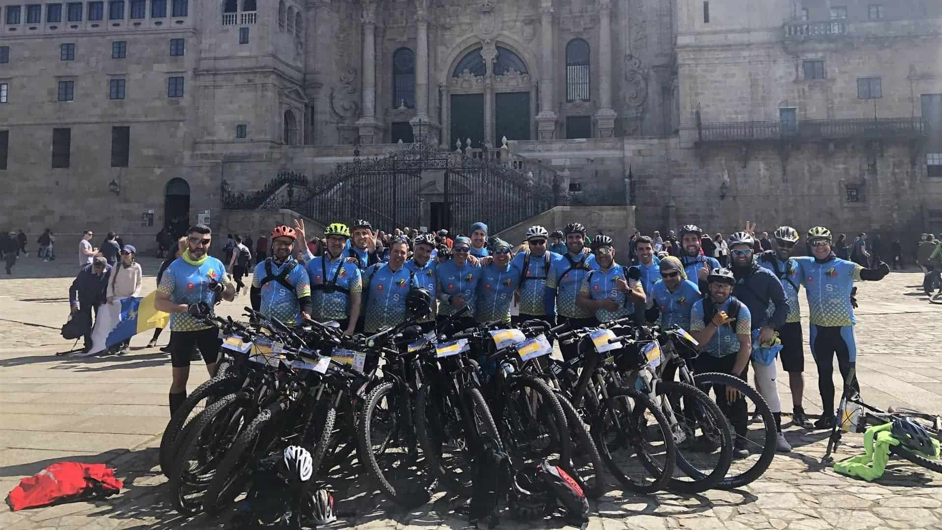 El grupo "Peregrinos da Tempestade", compuesto por una veintena de ciclistas portugueses, ha llegado este lunes a Santiago de Compostela | SAMD