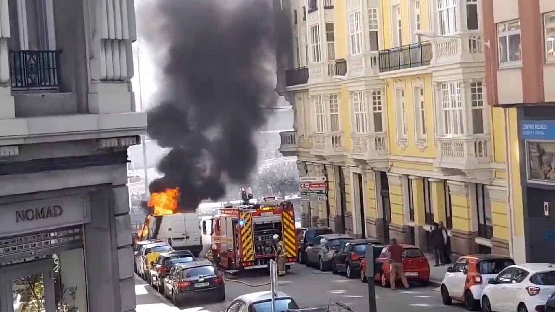 Momento del incendio de la furgoneta tras el impacto | ELOY TP
