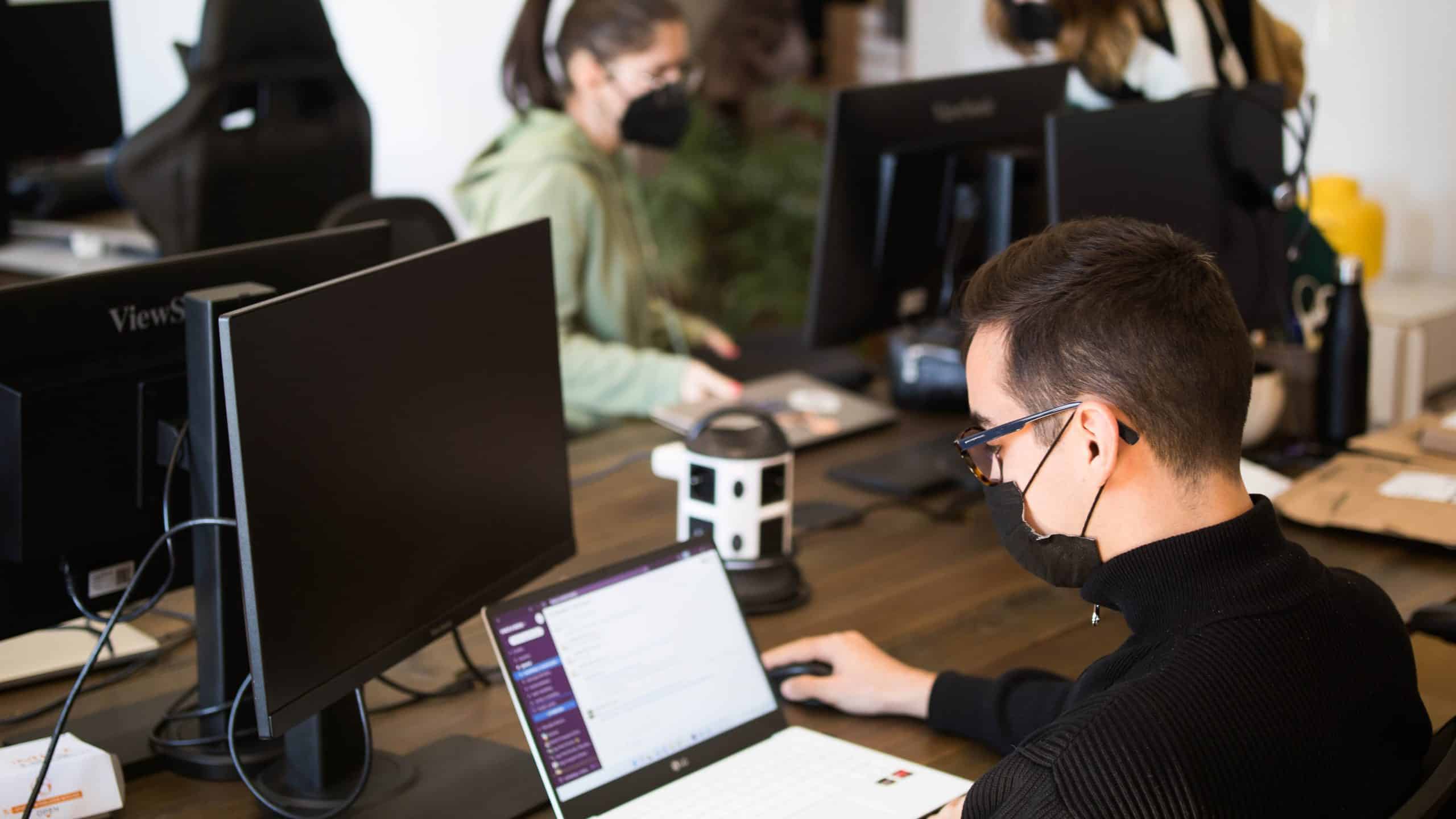 Alumnos, en clase | HACK A BOSS