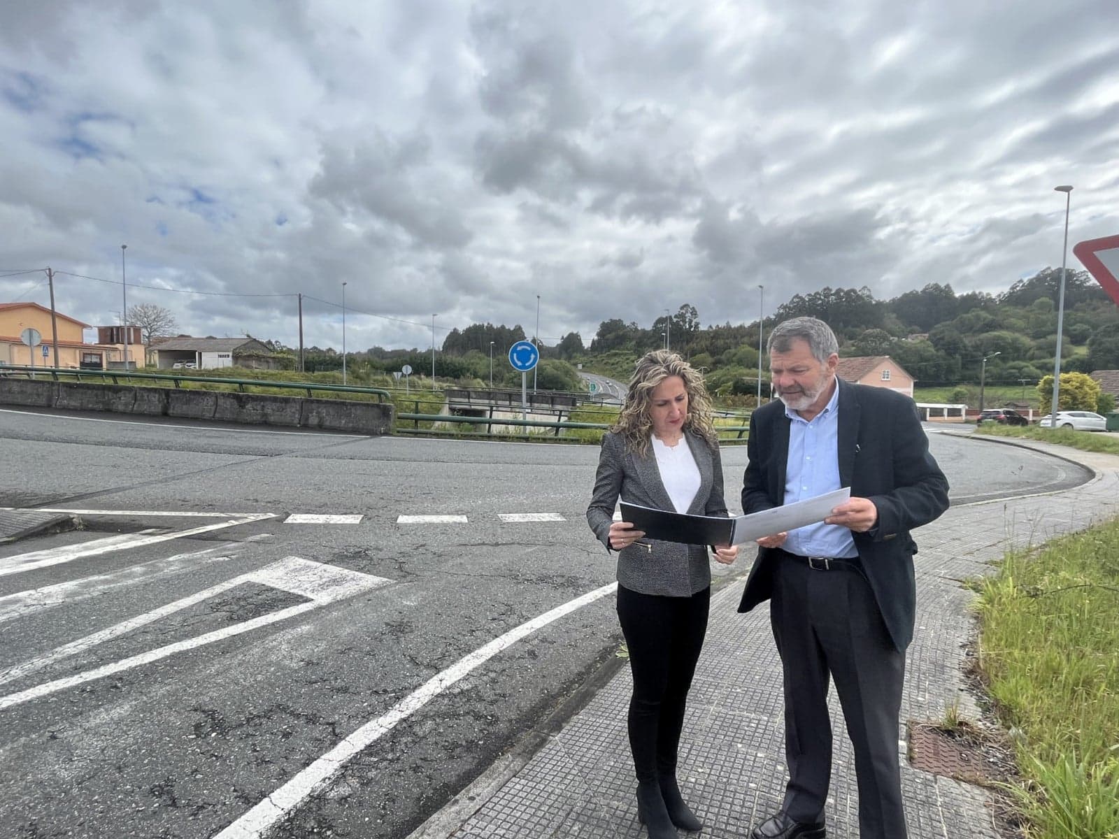 La delegada de la Xunta en Ferrol, Martina Aneiros, acompañada del jefe territorial de Infraestructuras, José Antonio Álvarez, durante la visita de esta mañana