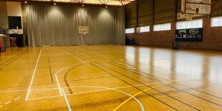 El actual suelo está formado por parquet cruzado deportivo de 25mm