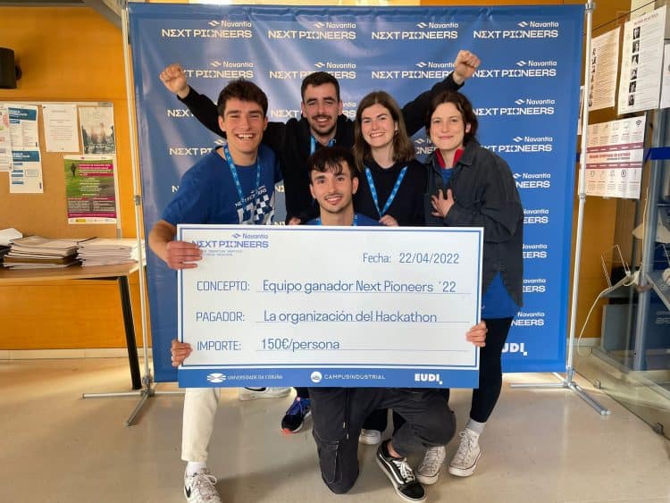 Foto del equipo ganador con el cheque de 150 euros por persona