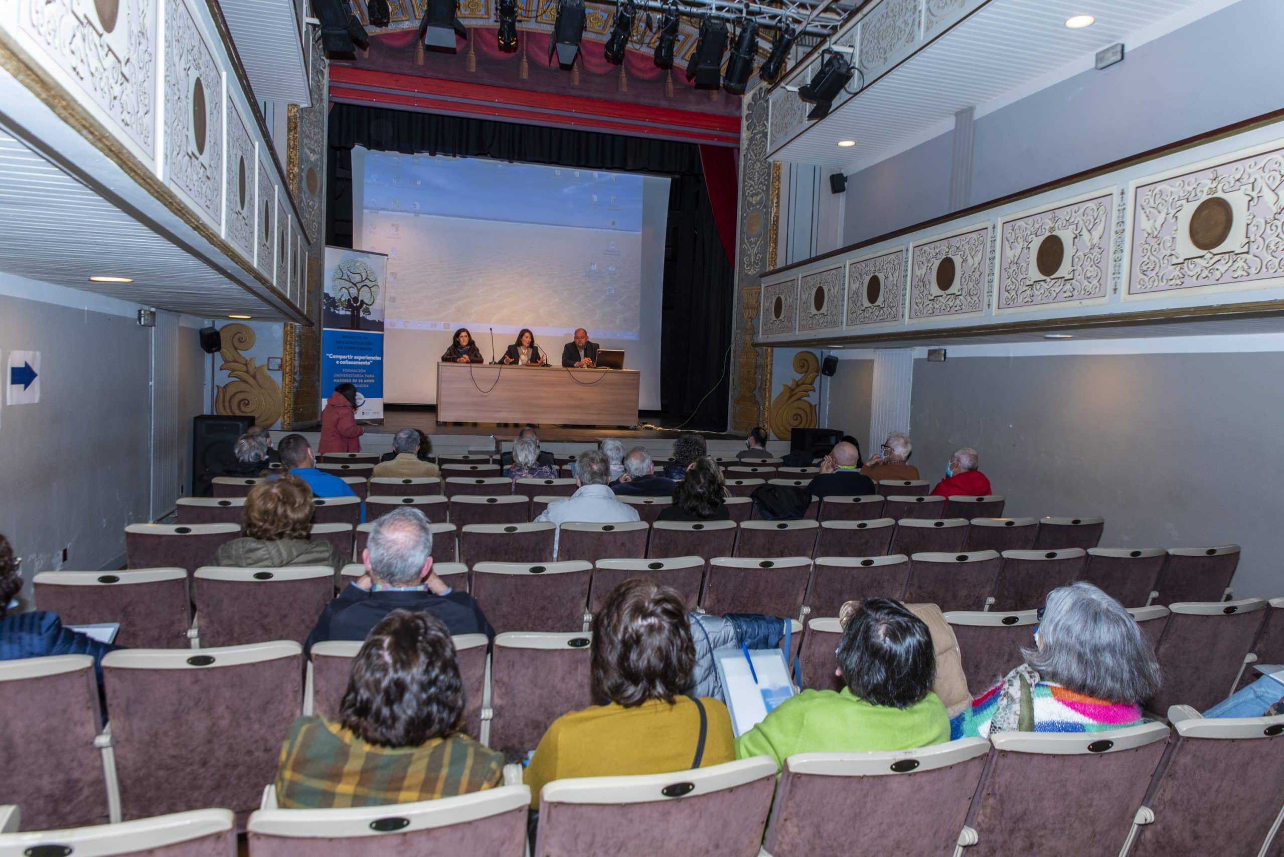 • El Teatro da Beneficencia acogió esta tarde el acto inaugural del nuevo programa de democratización del conocimiento impulsado por la UDC y el Concello