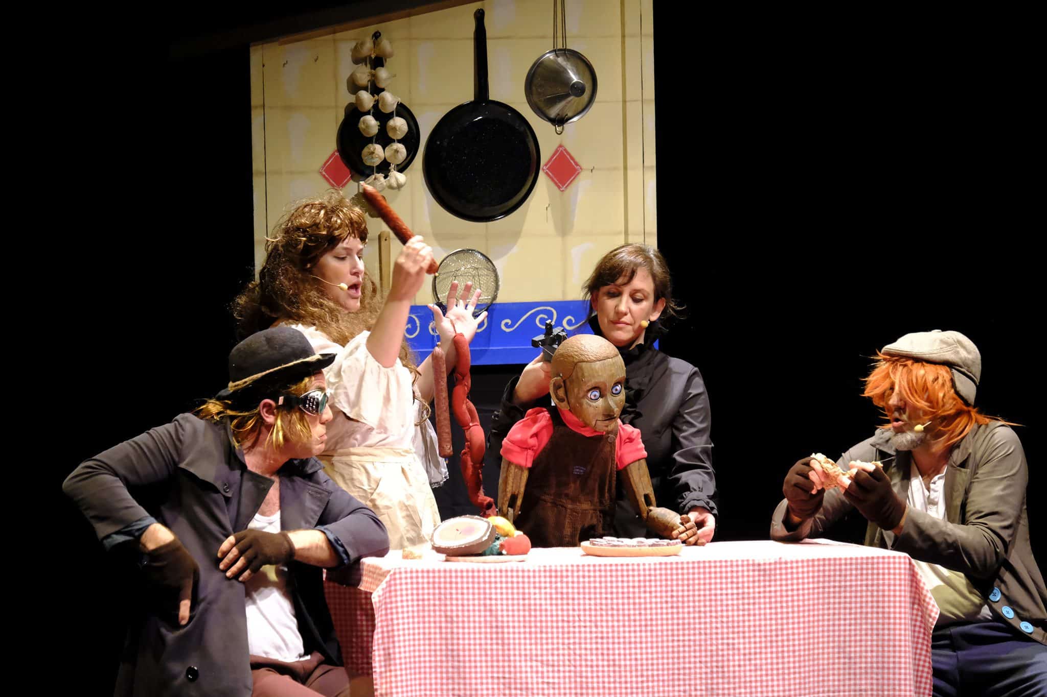 El grupo Ghazafelhos Teatro actuará este sábado en el área recreativa de O Castro