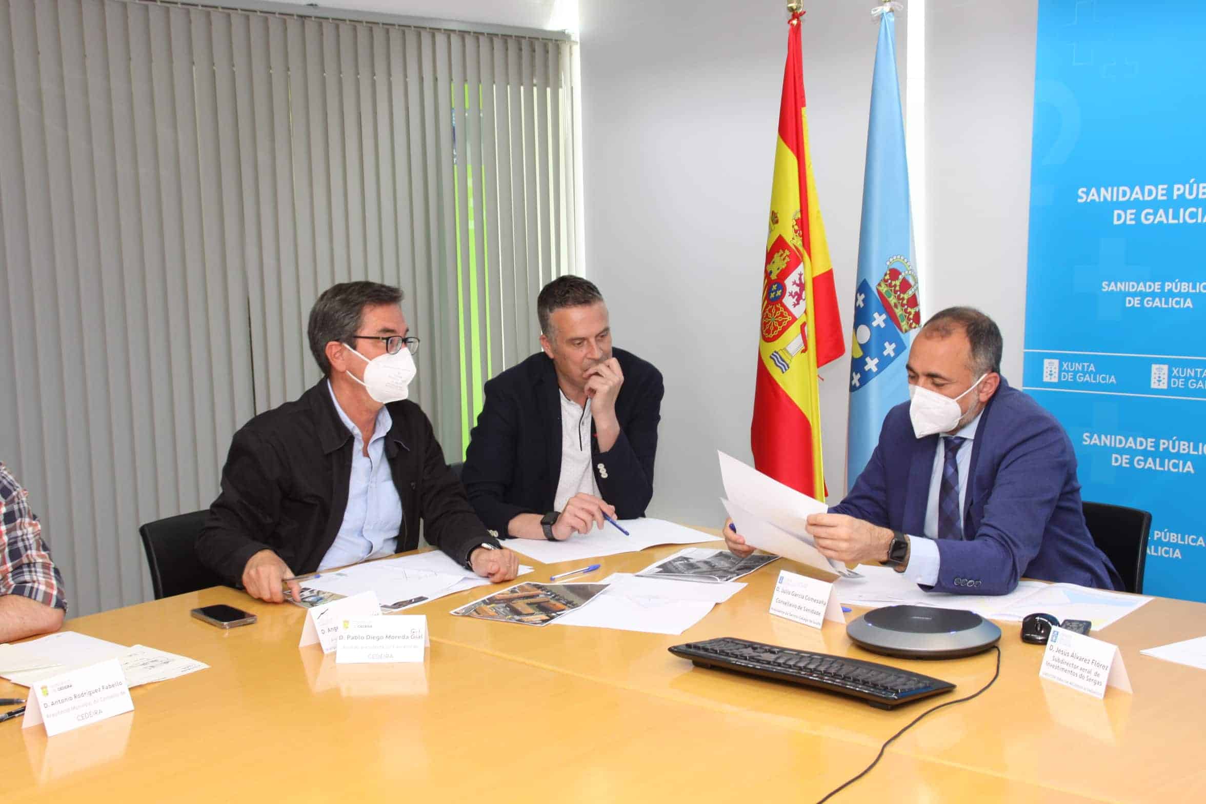 El alcalde de Cedeira, Pablo Moreda, durante la reunión con el conselleiro de Sanidad, Julio García Comesaña