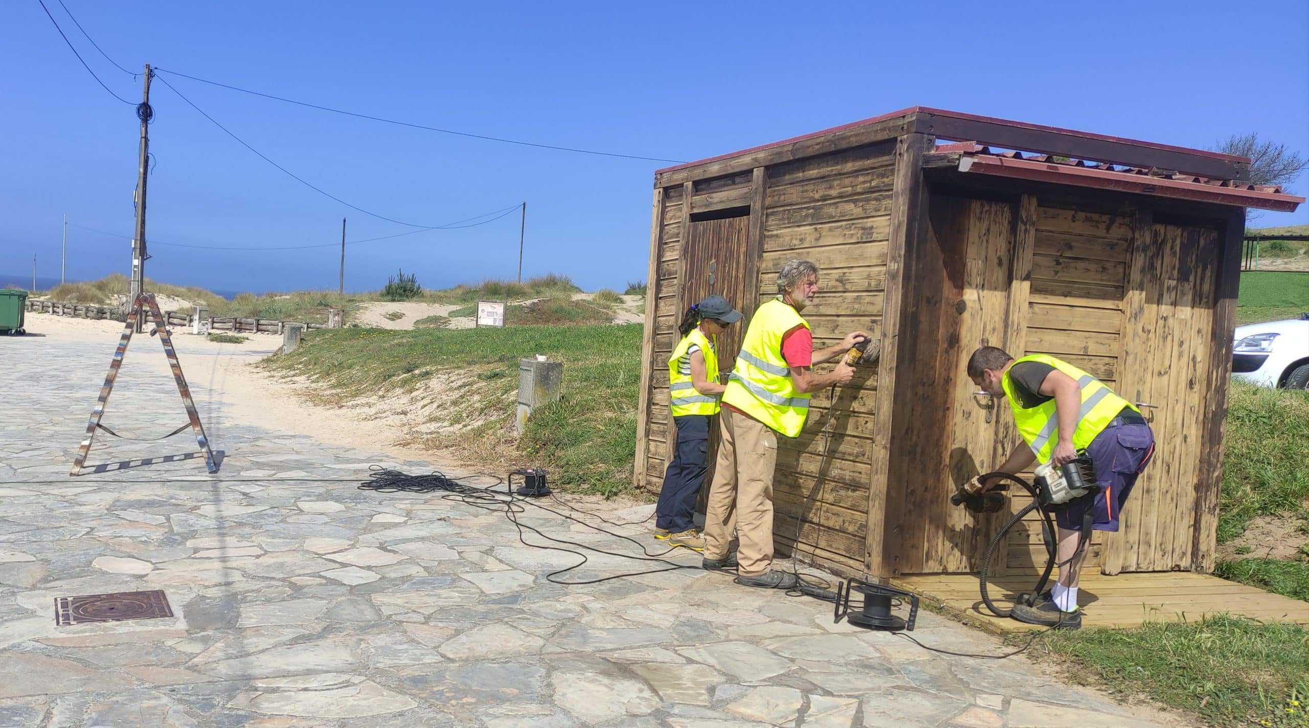 Operarios acondicionan los aseos del arenal de Doniños | CONCELLO DE FERROL
