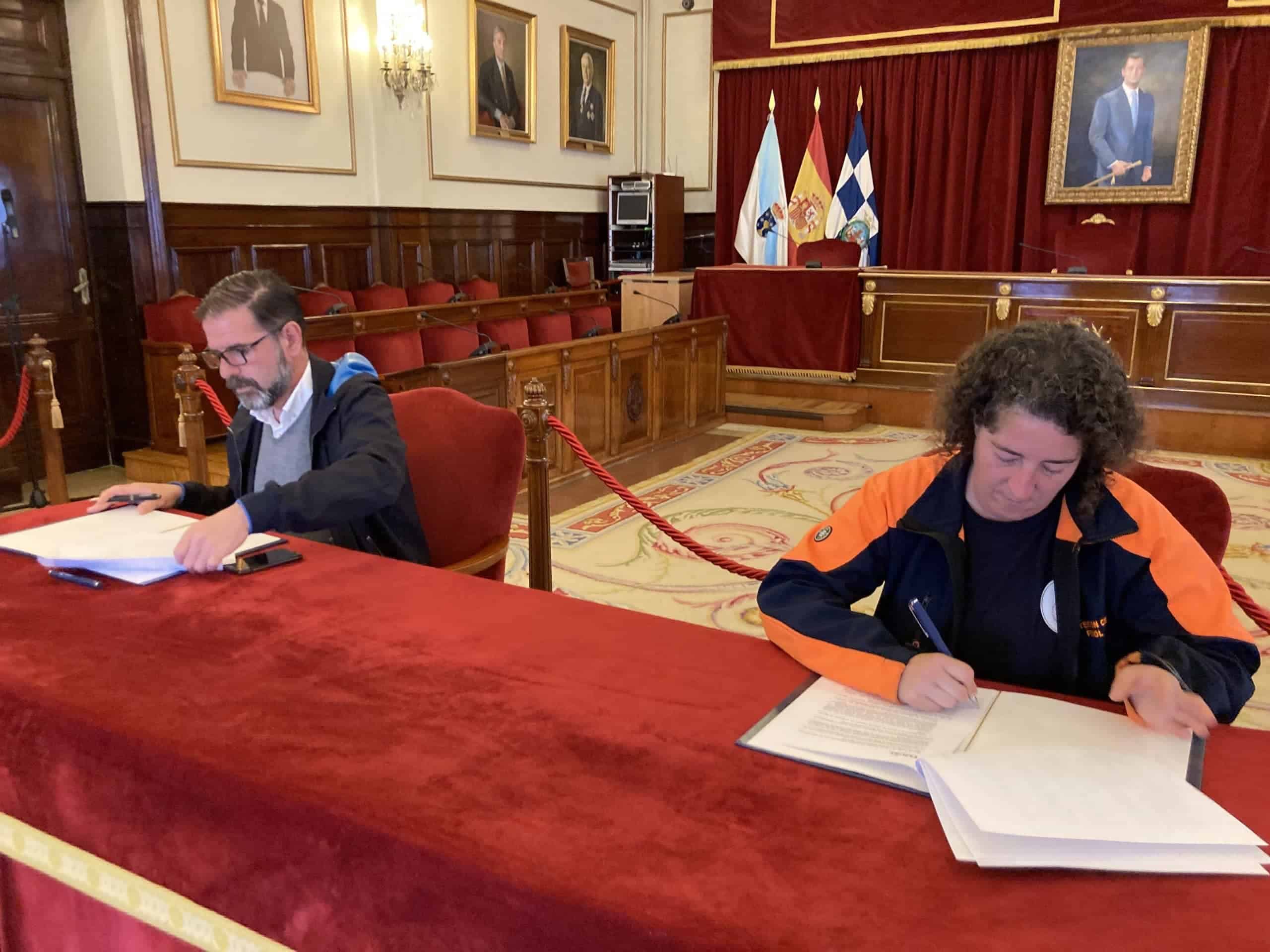 El alcalde, Ángel Mato, y la presidenta de la Agrupación de Voluntarios de Protección Civil, Silvia Chamorro, firmaron hoy el convenio de colaboración entre el Ayuntamiento y la  AVPC