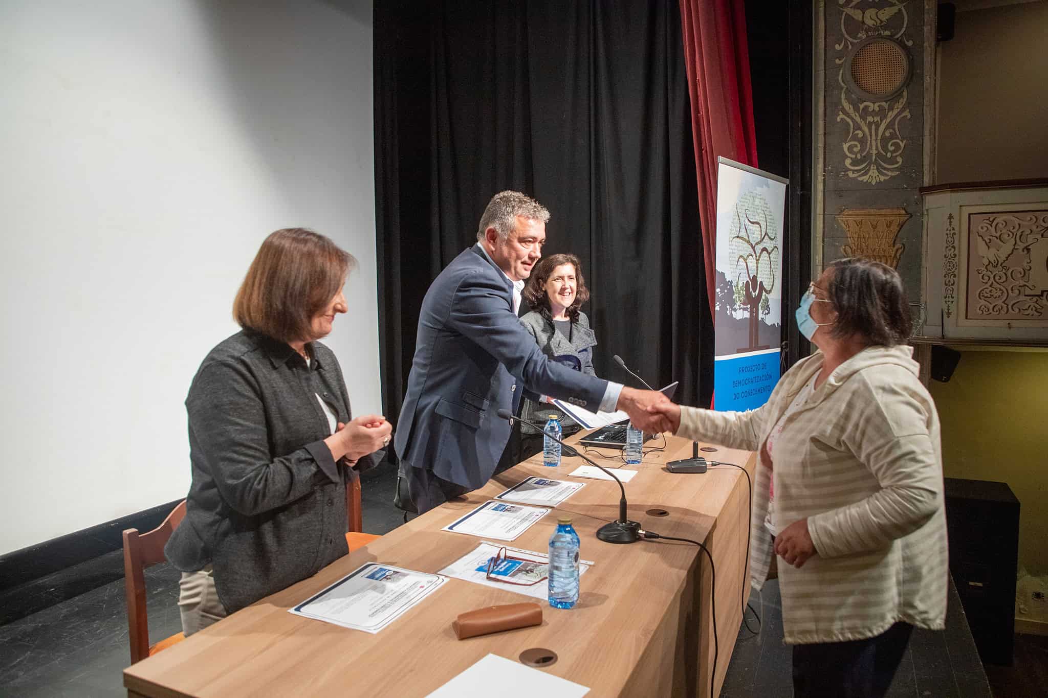 El Teatro da Beneficencia acogió ayer el acto de clausura de este nuevo programa de democratización del conocimiento impulsado por la UDC y el Concello