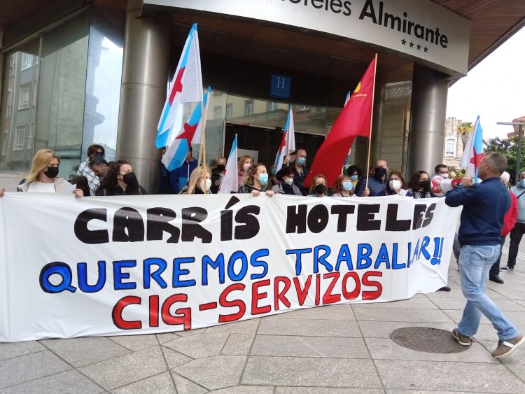 Archivo - Trabajadoras y trabajadores del Hotel Almirante de Ferrol protestan por la decisión de la empresa Carriles Hoteles de aplicar un nuevo ERTE para todo el personal hasta abril de 2023 | CIG