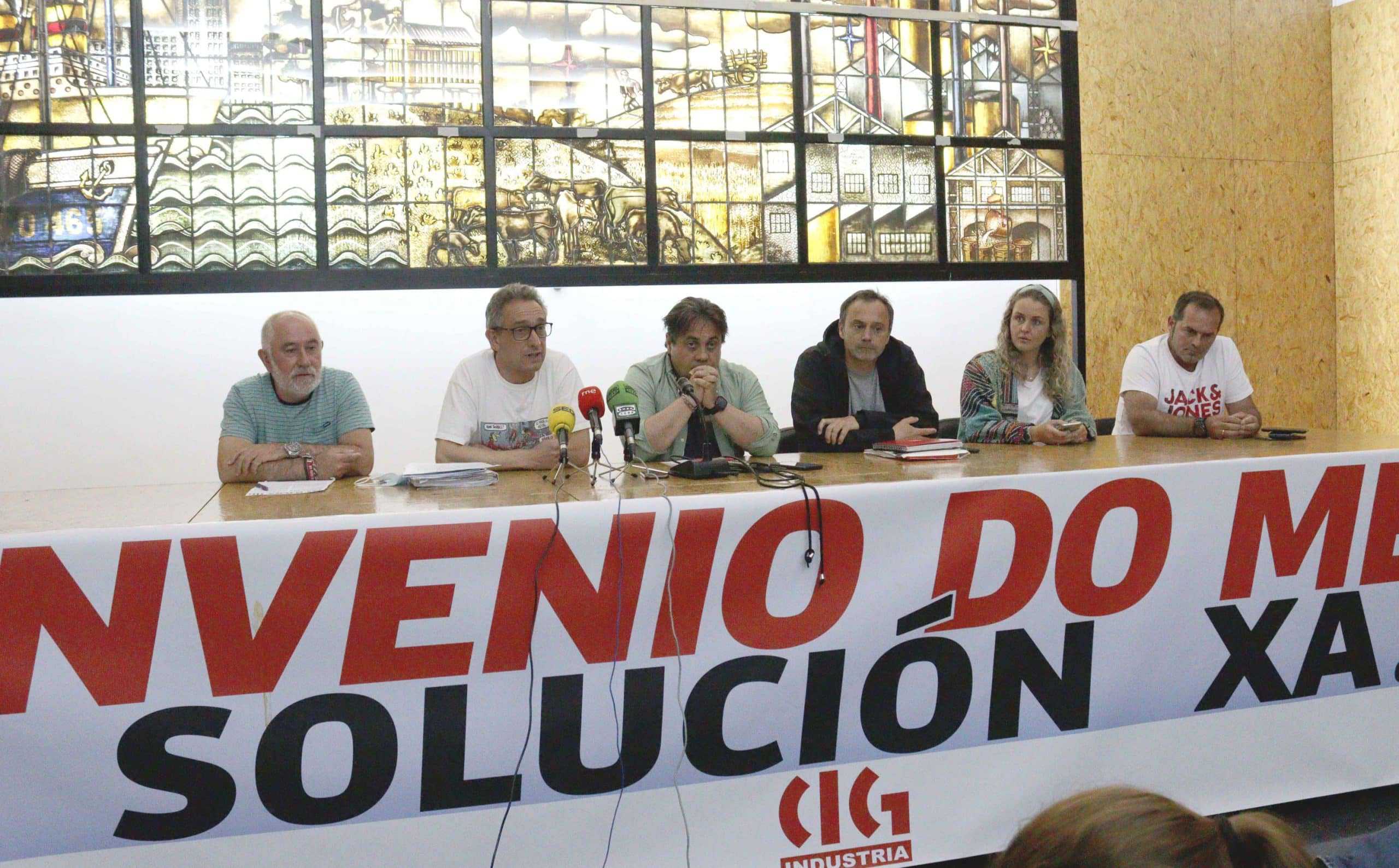 Archivo - Representantes sindicales del sector del metal en A Coruña