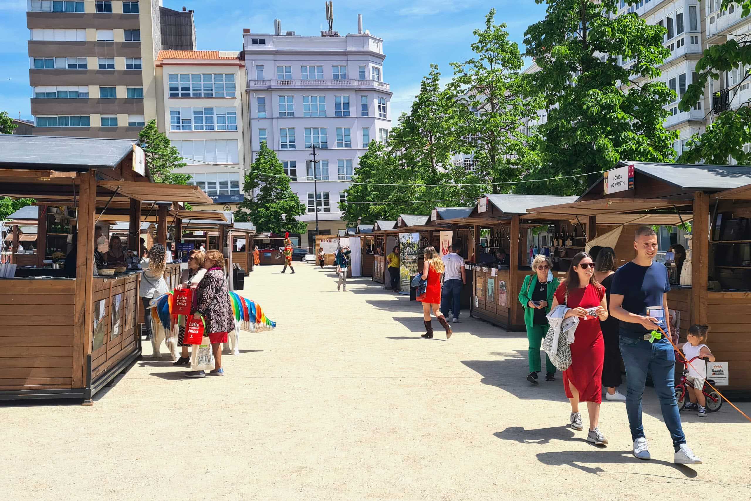 Cerca de una treintena de casetas de diferentes municipios gallegos y portugueses se pueden visitar en la plaza de Armas hasta el domingo