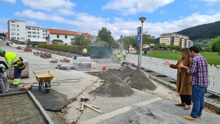 La alcaldesa, Marián Ferreiro, y el concejal de Obras, Pablo Mauriz, visitaron la zona donde se ejecutan los trabajos, entre el paseo de Xuvia y la calle Foro