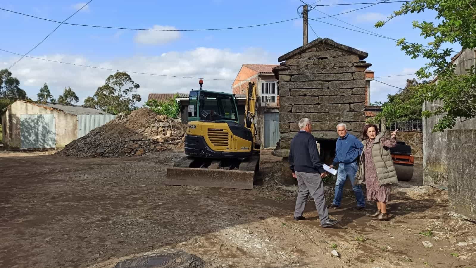 la alcaldesa, Sandra Insua, y el edil de Obras, Sergio Caamaño, supervisan las obras | CONCELLO DE CAMARIÑAS