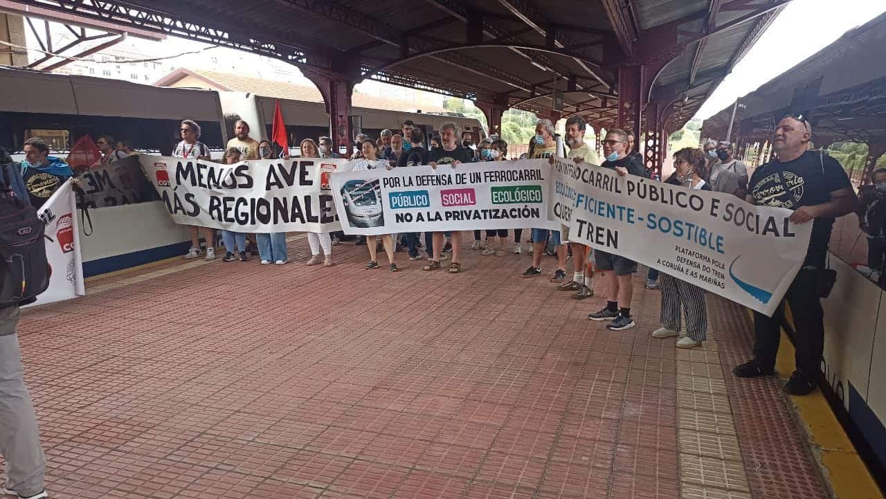 La caravana a su llegada a la estación de tren de Ferrol