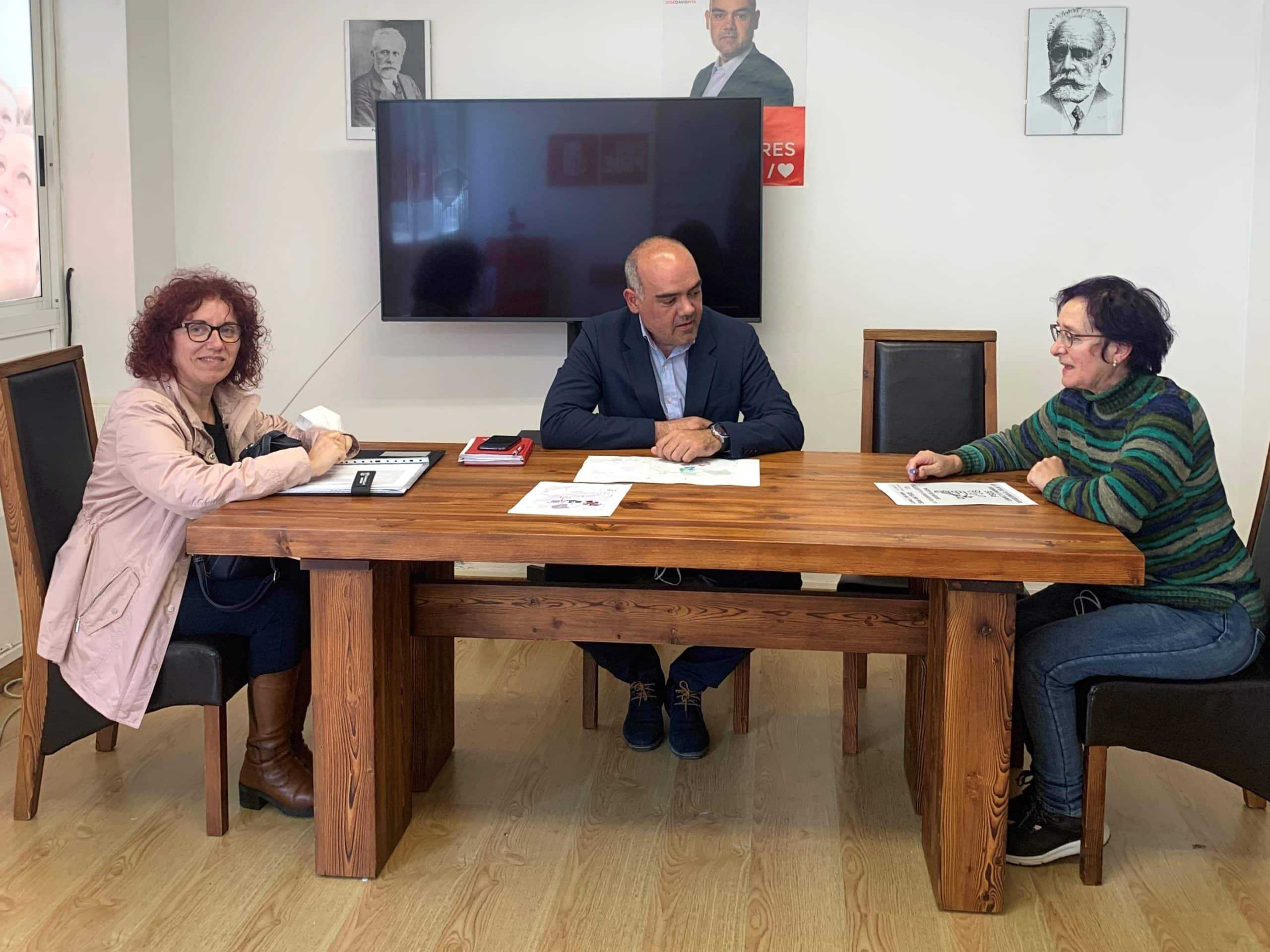 Reunión del secretario general del PSdeG-PSOE de Narón, David Pita, con la congresista Natividad González Laso y la concejala de Participación Ciudadana y Bienestar Social, Catalina García.