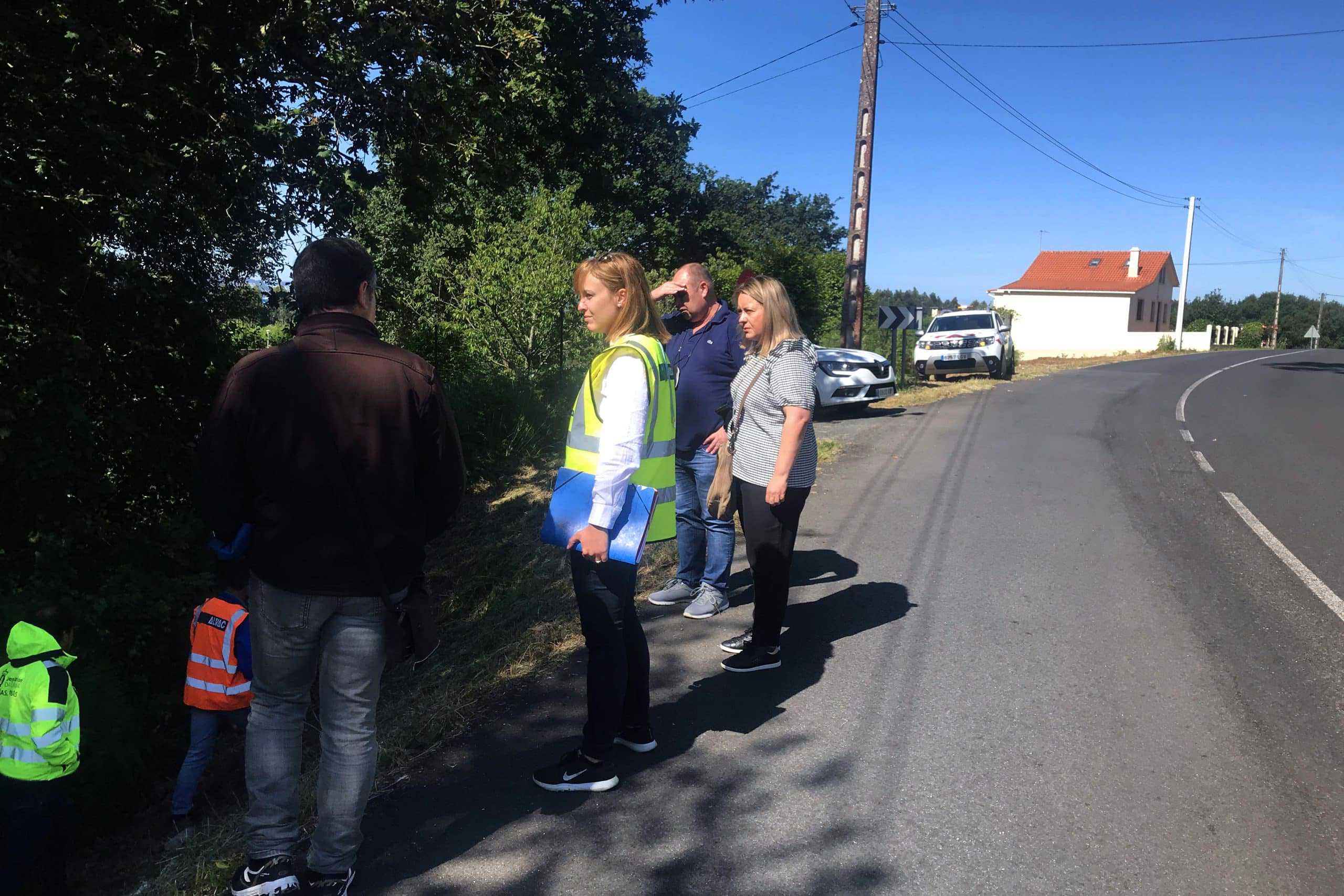 La concejal de Urbanismo, Olimpia Marcos, y el concejal de Obras, José Juan Vilar, recorrieron ayer la carretera provincial que conecta Ares y Redes, junto con técnicos de la Diputación